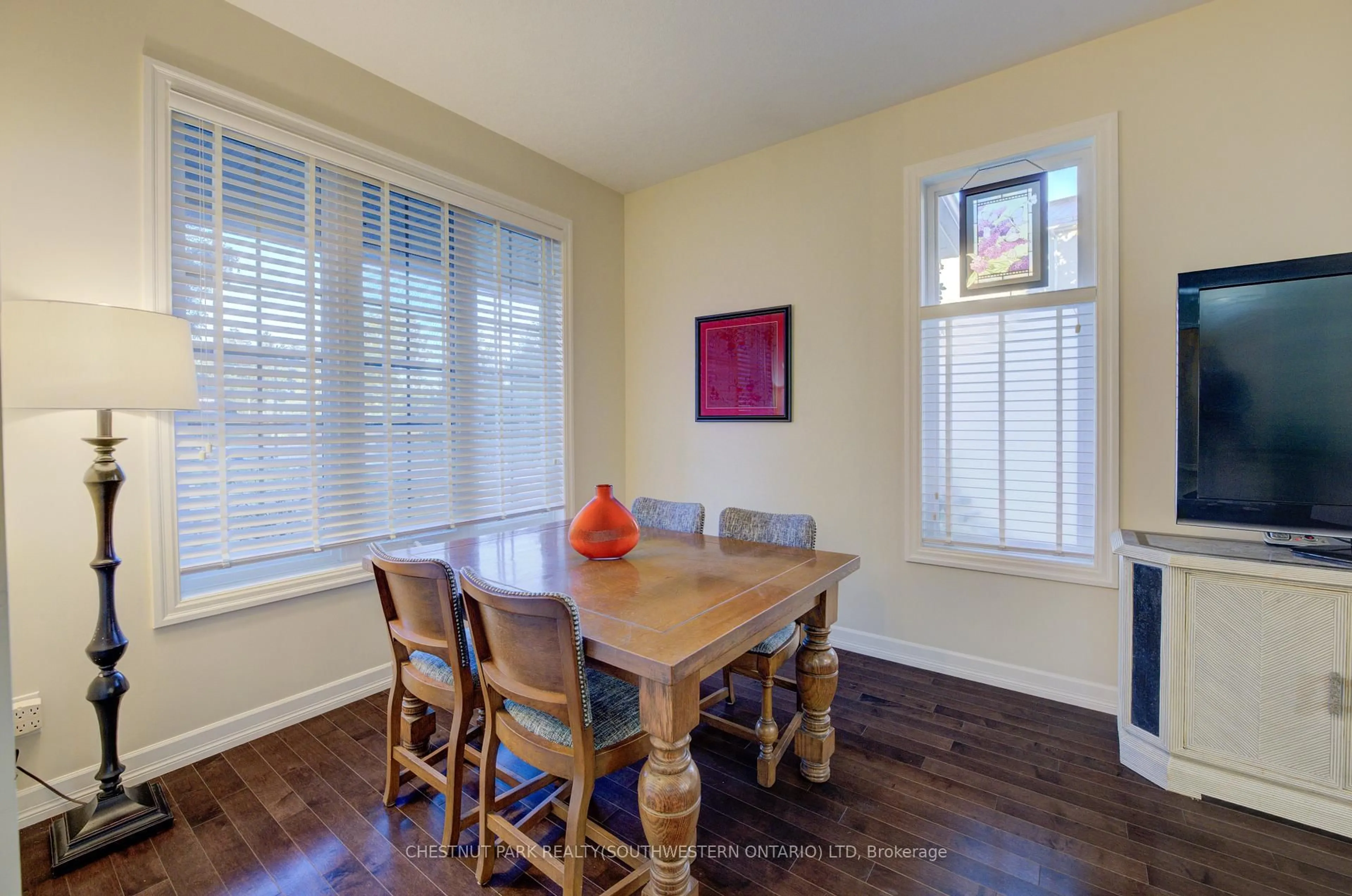 Dining room, wood/laminate floor for 900 Doon Village Rd #15, Kitchener Ontario N2P 1A4