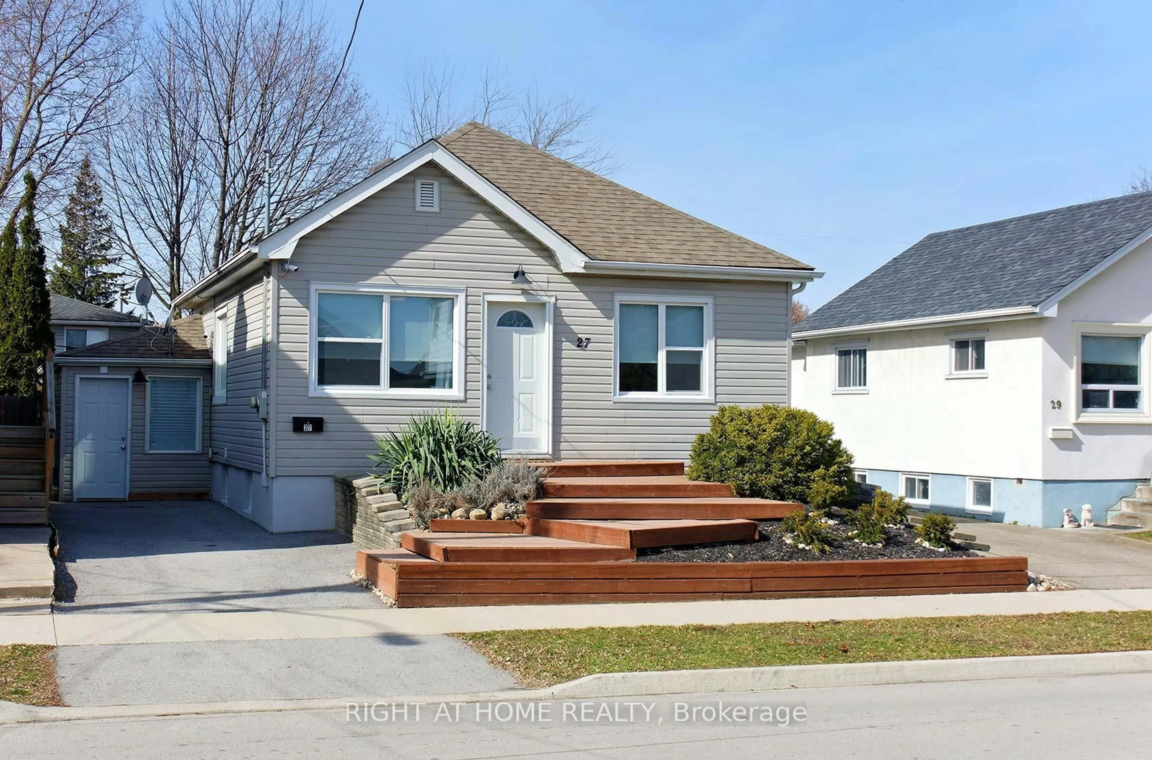 Home with vinyl exterior material, street for 27 Brighton Ave, St. Catharines Ontario L2M 5S6