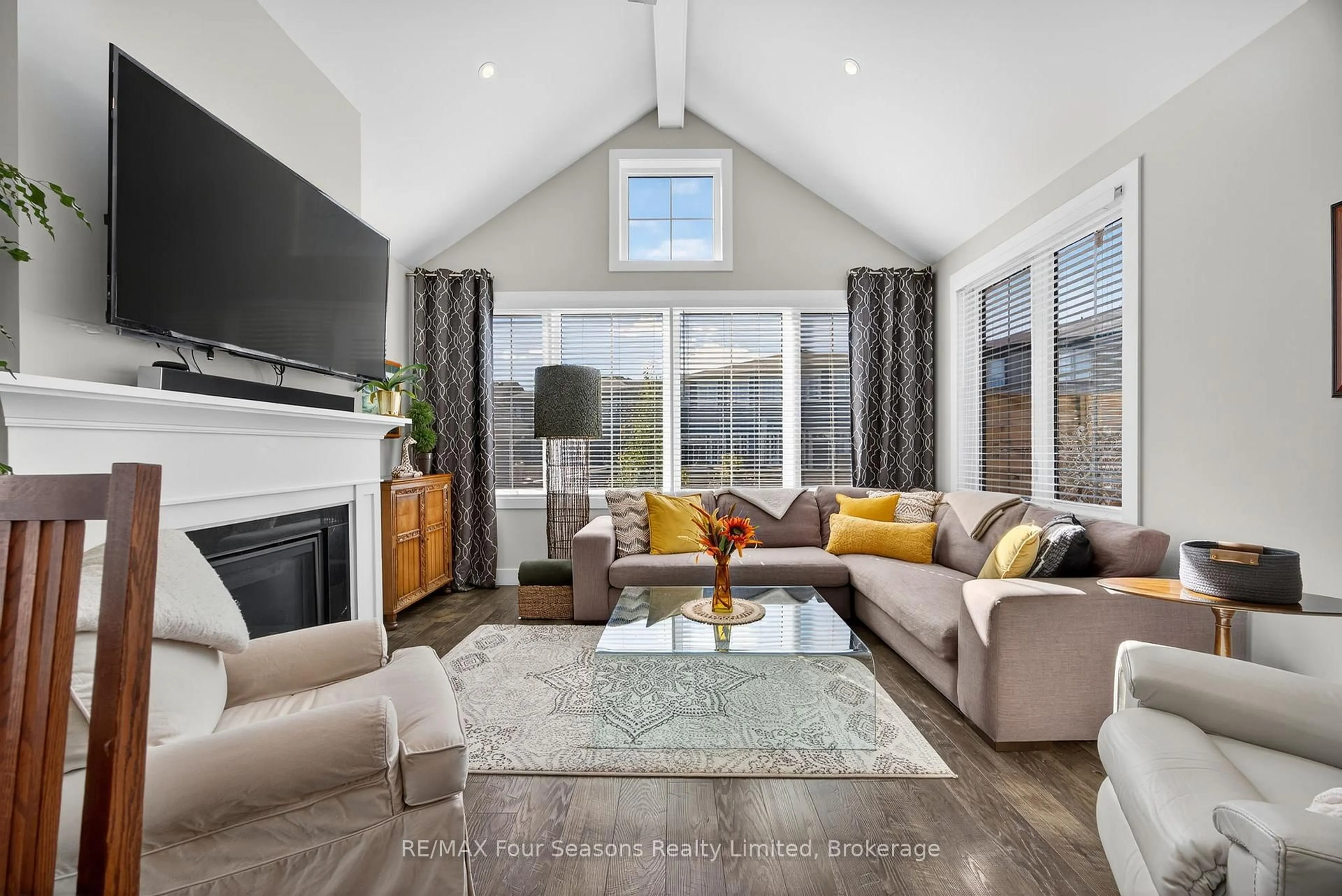 Living room with furniture, unknown for 291 Yellow Birch Cres, Blue Mountains Ontario L9Y 5L7