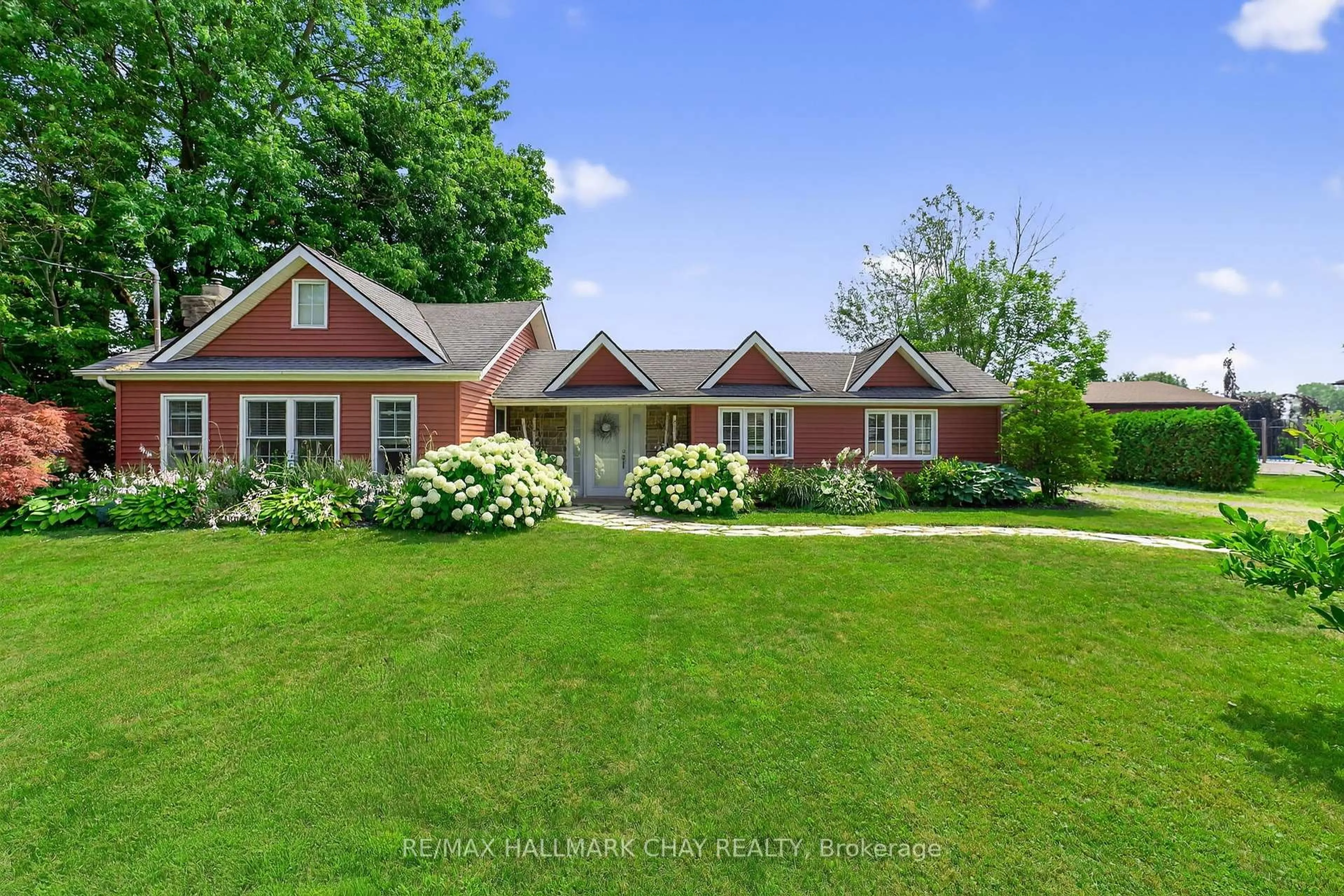 A pic from outside/outdoor area/front of a property/back of a property/a pic from drone, unknown for 44 Pleasant Ave, Fort Erie Ontario L0S 1N0