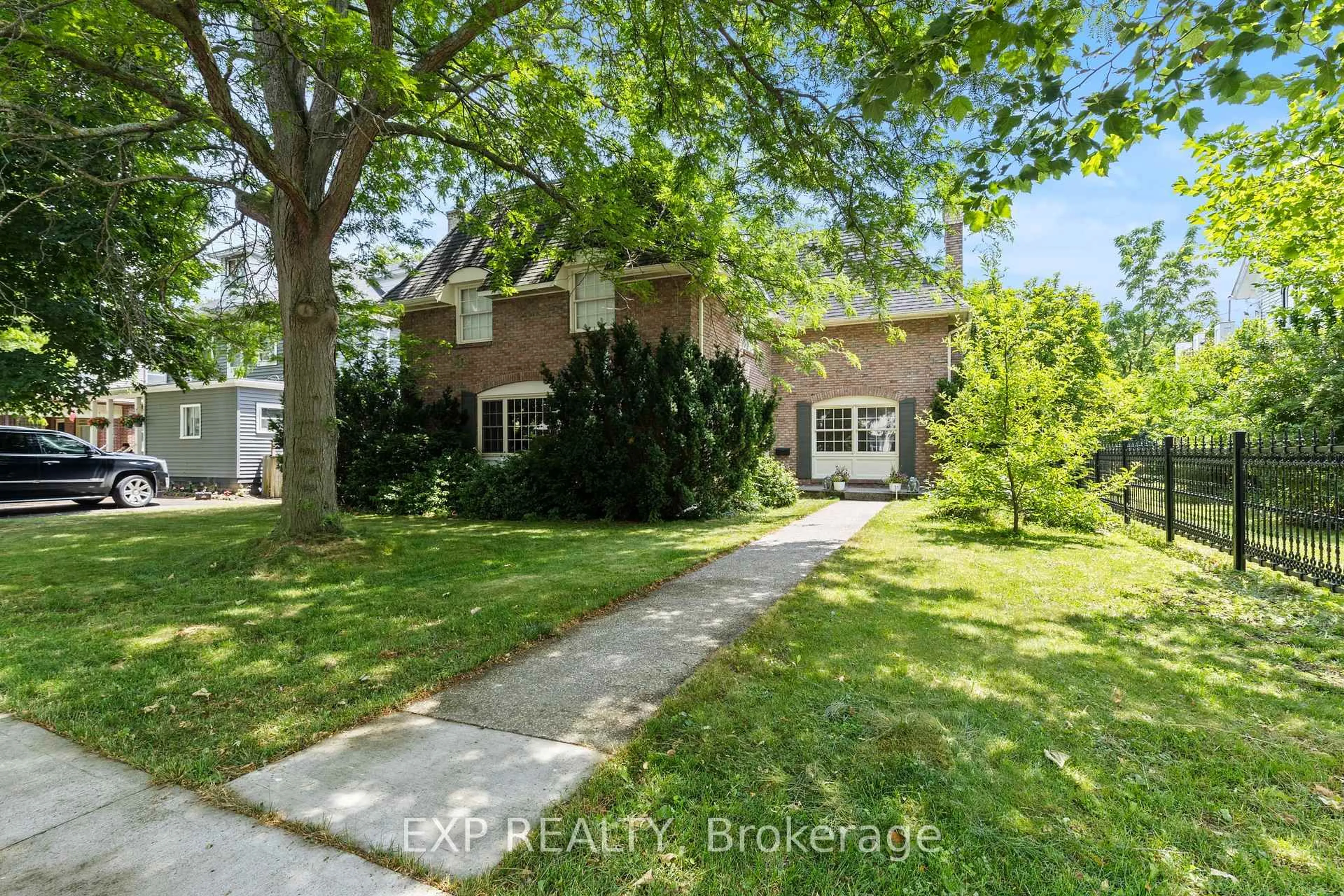 A pic from outside/outdoor area/front of a property/back of a property/a pic from drone, street for 211 Merritt St, Welland Ontario L3C 4T8