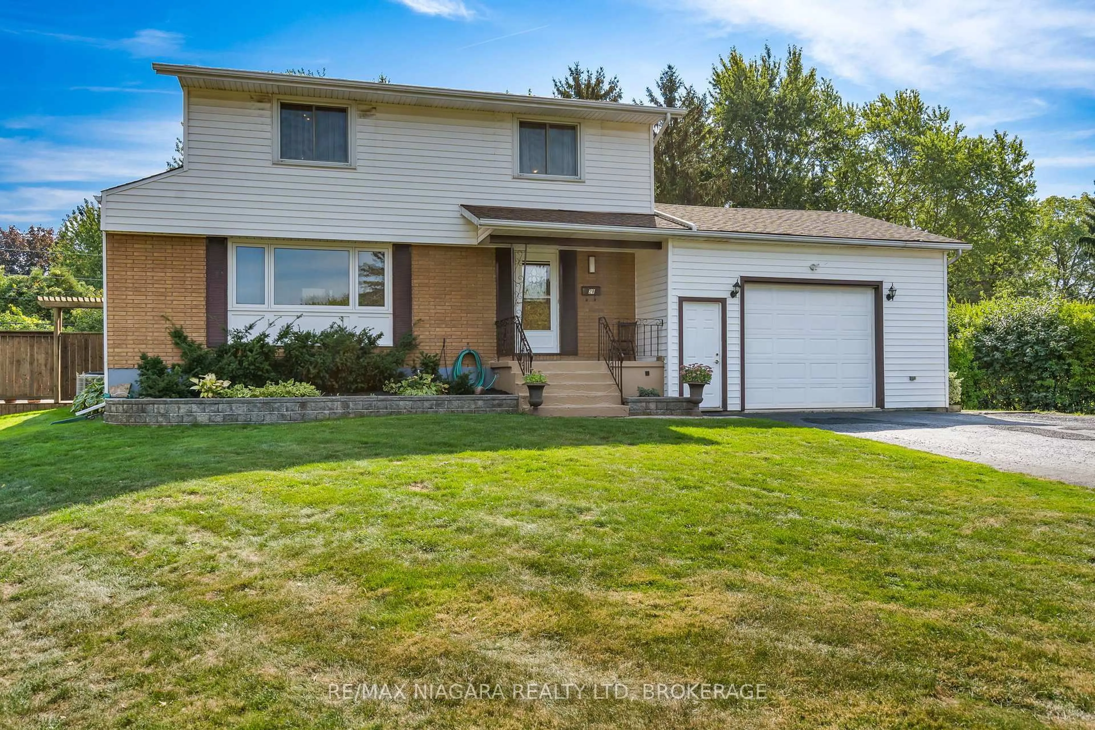 Home with vinyl exterior material, street for 28 Thorncrest Rd, Port Colborne Ontario L3K 5C6