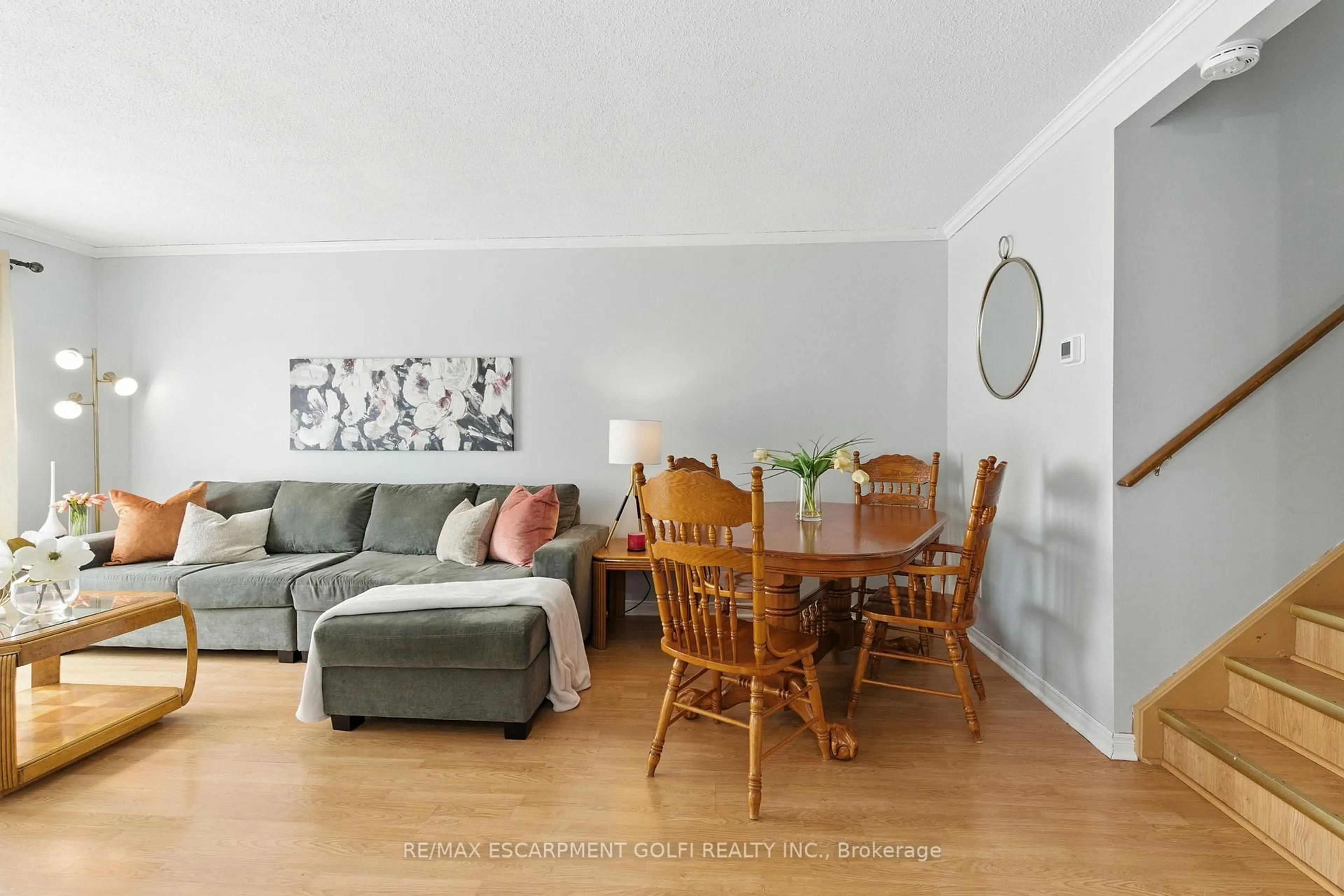 Living room with furniture, wood/laminate floor for 30 RAINBOW Crt, Welland Ontario L3C 6R4