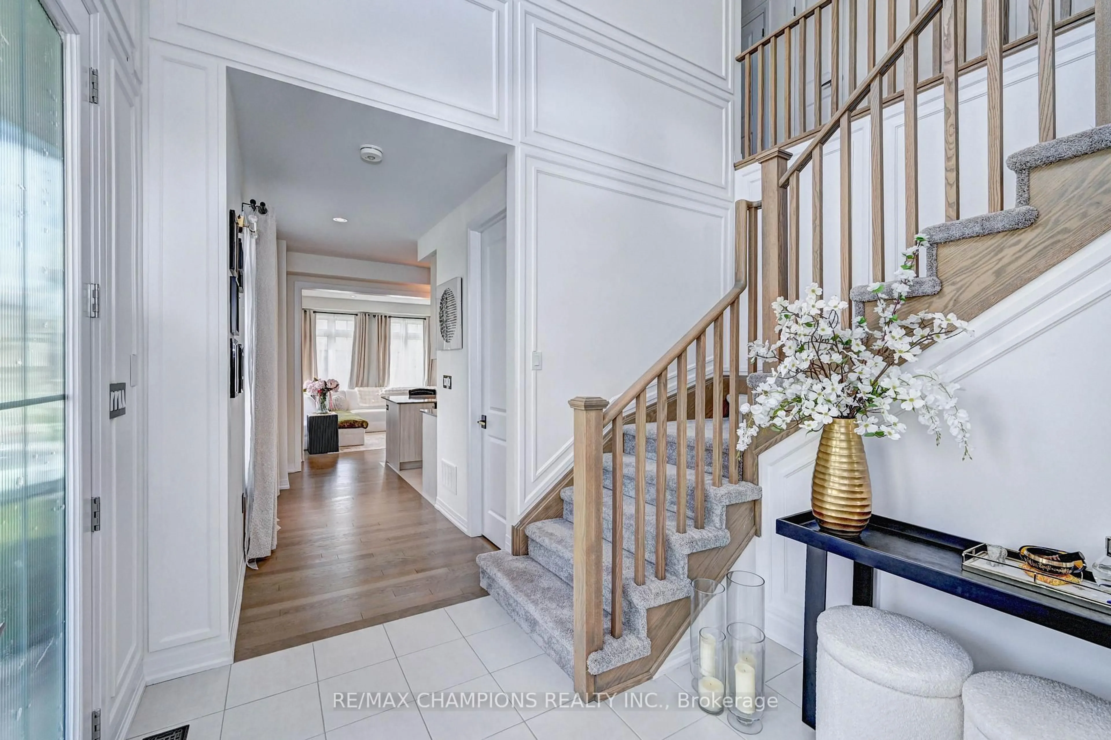 Indoor entryway for 216 Newman Dr, Cambridge Ontario N1S 4Y6