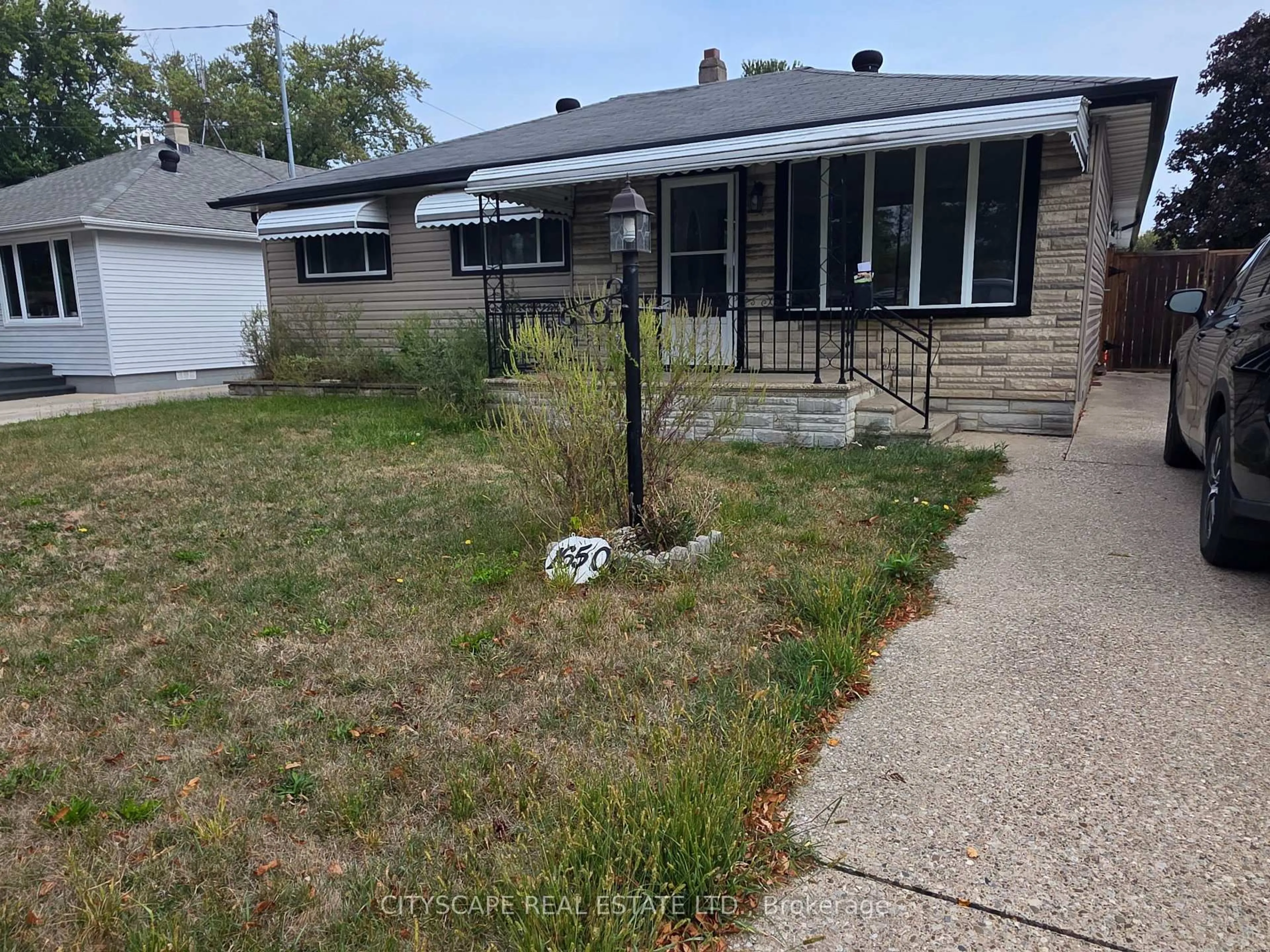 A pic from outside/outdoor area/front of a property/back of a property/a pic from drone, street for 1650 Glendale Ave, Windsor Ontario N8T 2N2