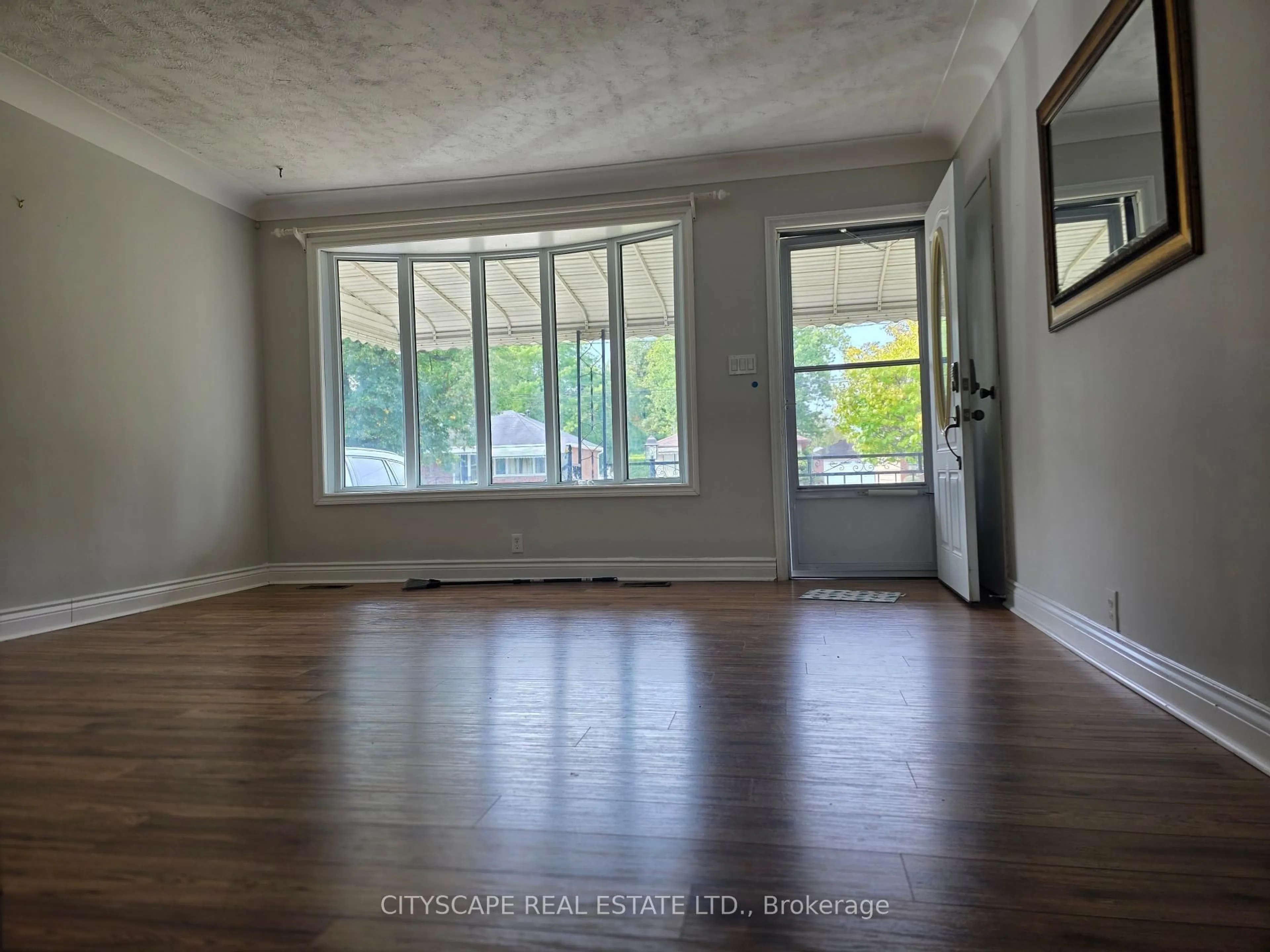 A pic of a room for 1650 Glendale Ave, Windsor Ontario N8T 2N2
