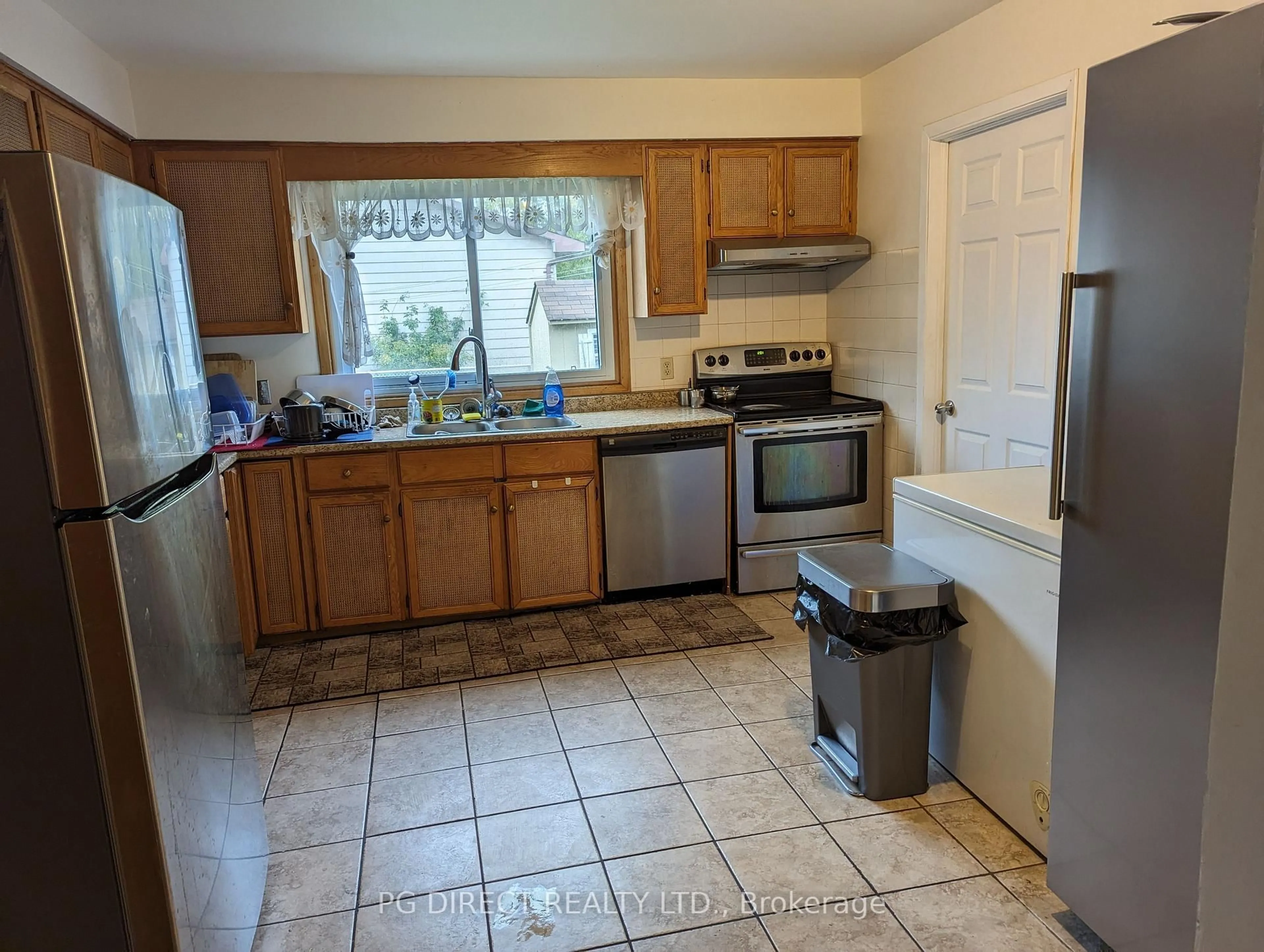 Standard kitchen, ceramic/tile floor for 743 Selkirk Rd, Kingston Ontario K7P 1A4