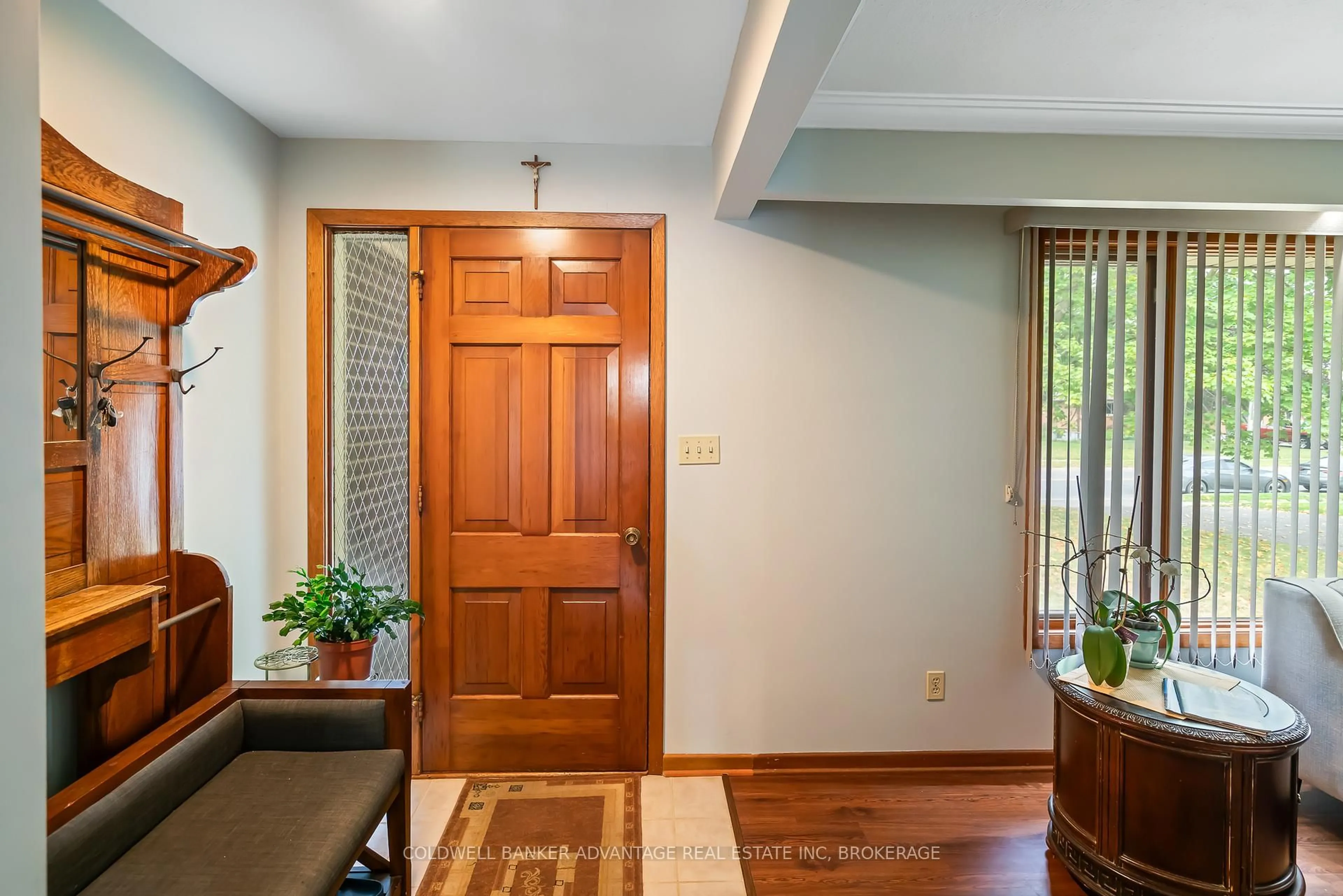 Indoor foyer for 680 Clare Ave, Welland Ontario L3C 3C1
