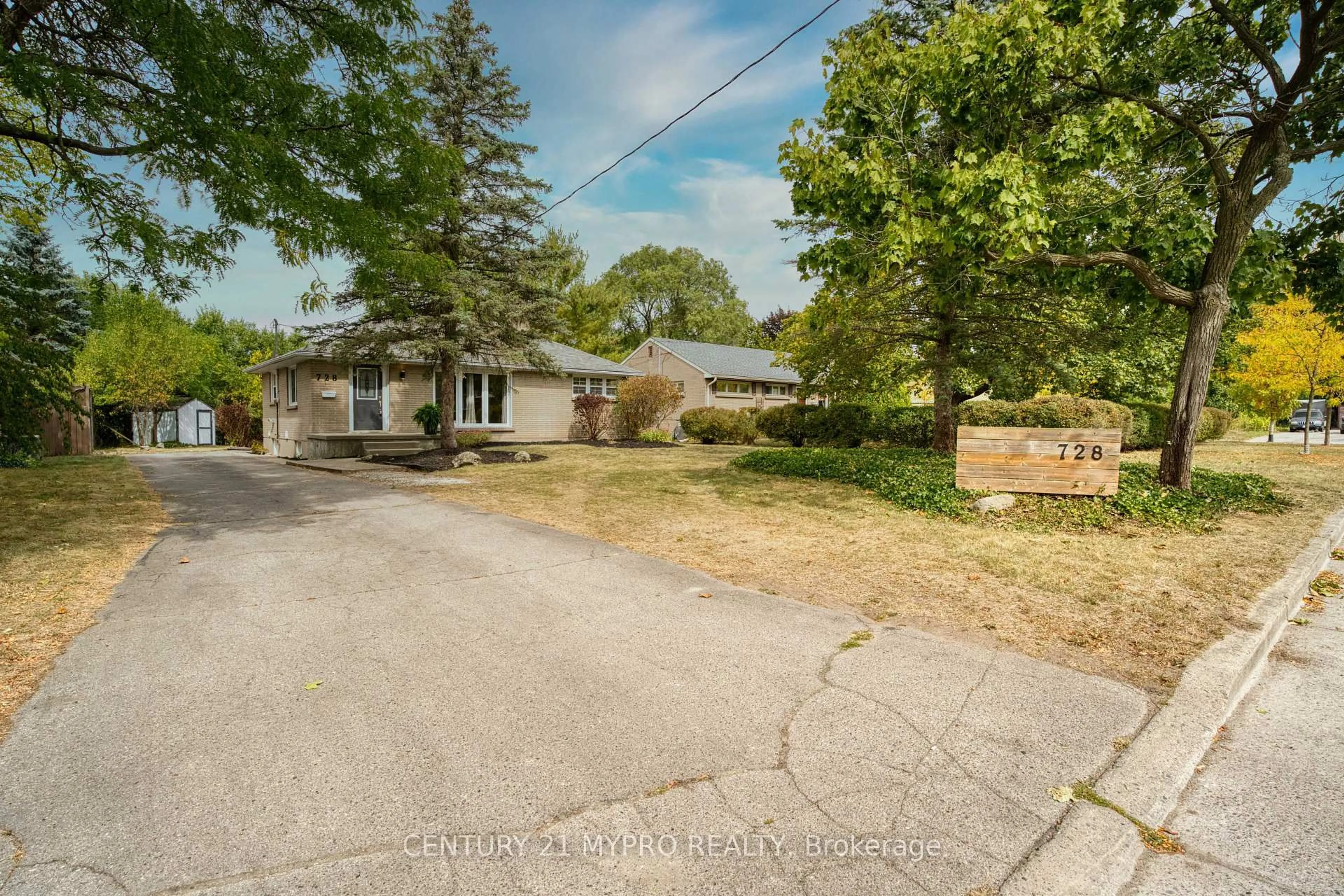 A pic from outside/outdoor area/front of a property/back of a property/a pic from drone, street for 728 Leroy Ave, London East Ontario N5Y 4G5