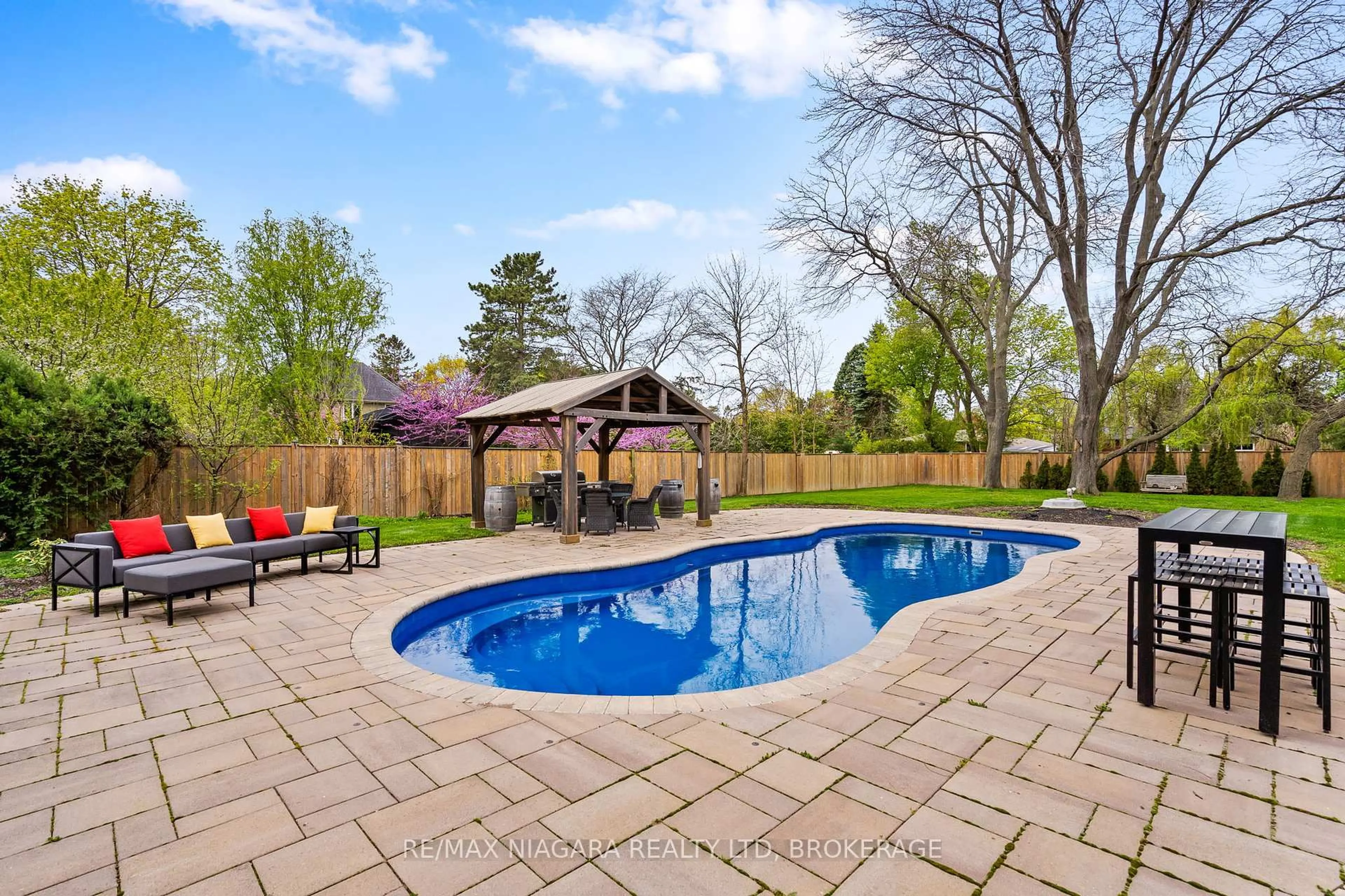 Pool for 375 MISSISSAUGA St, Niagara-on-the-Lake Ontario L0S 1J0