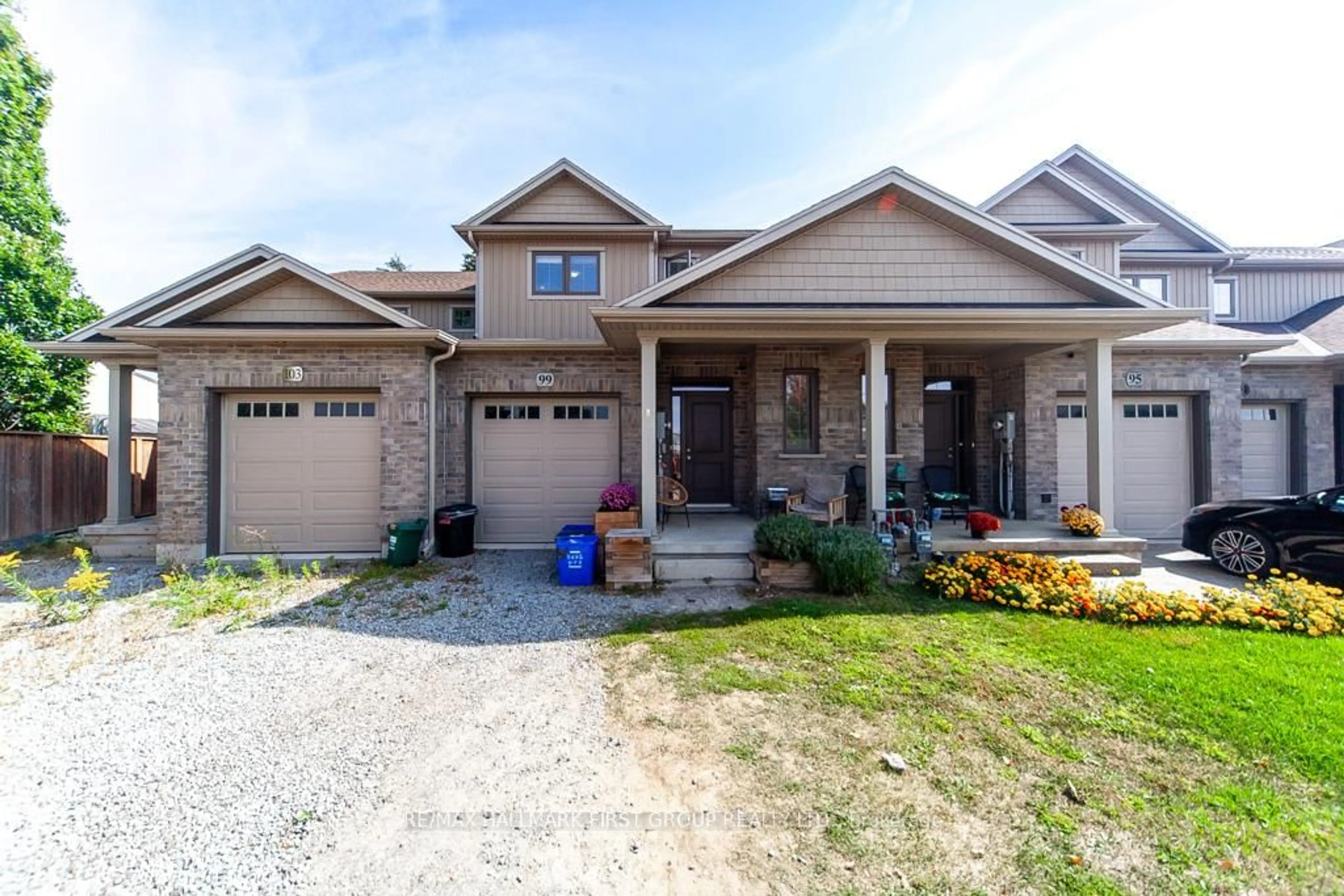 Home with brick exterior material, street for 99 Manhattan Crt, St. Catharines Ontario L2R 0B8