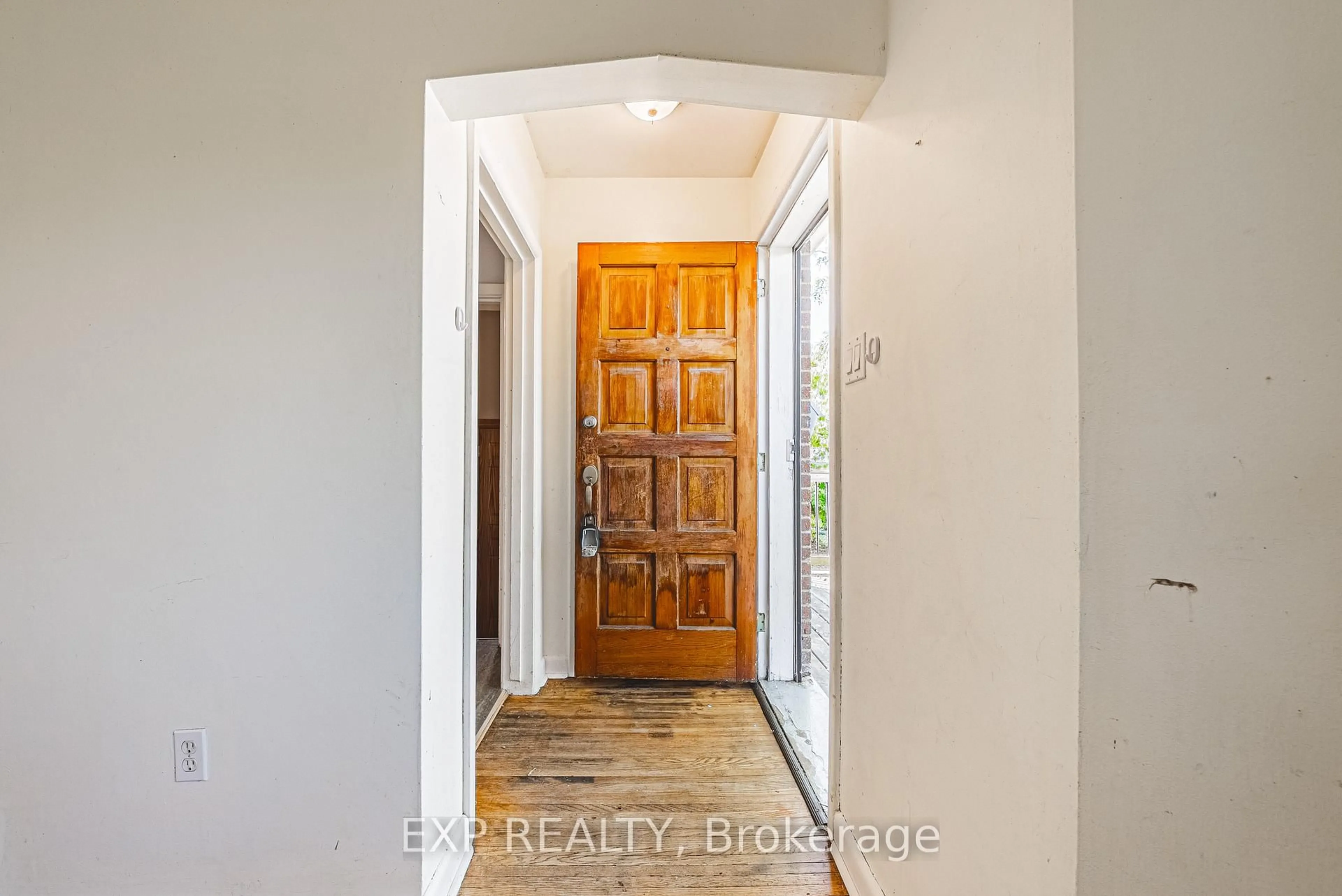 Indoor entryway for 201 West 32nd St, Hamilton Ontario L9C 5H3