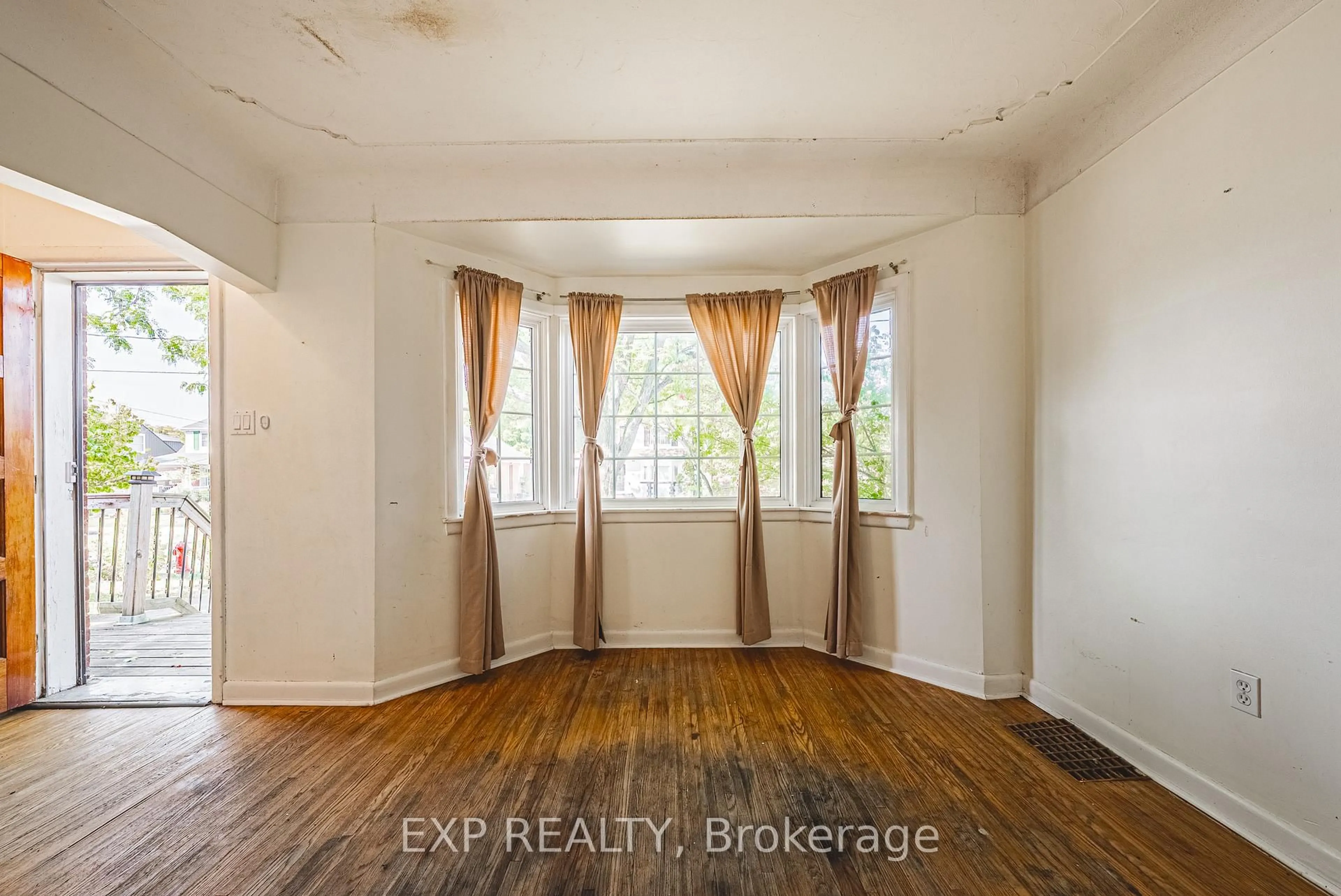 A pic of a room for 201 West 32nd St, Hamilton Ontario L9C 5H3