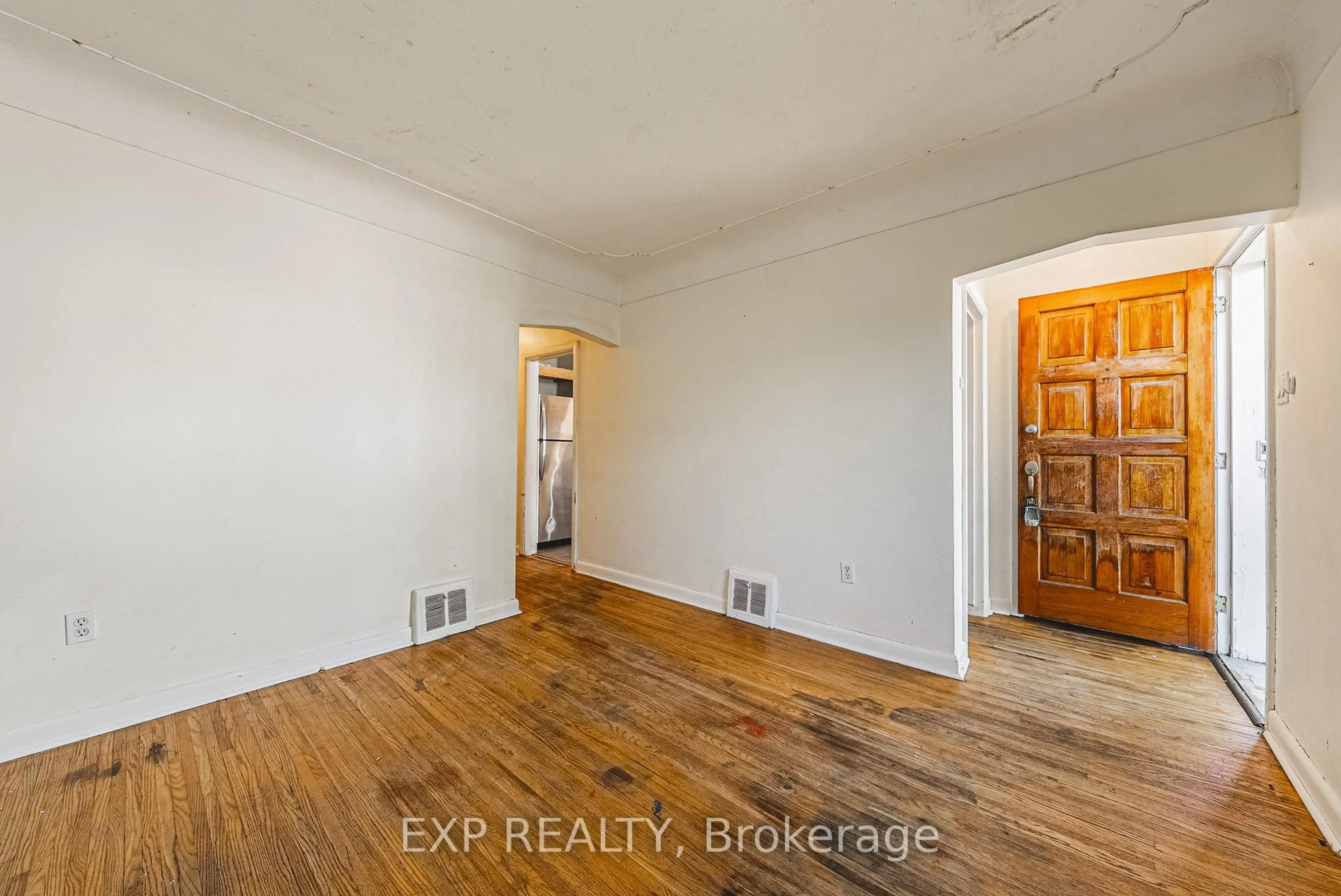A pic of a room for 201 West 32nd St, Hamilton Ontario L9C 5H3