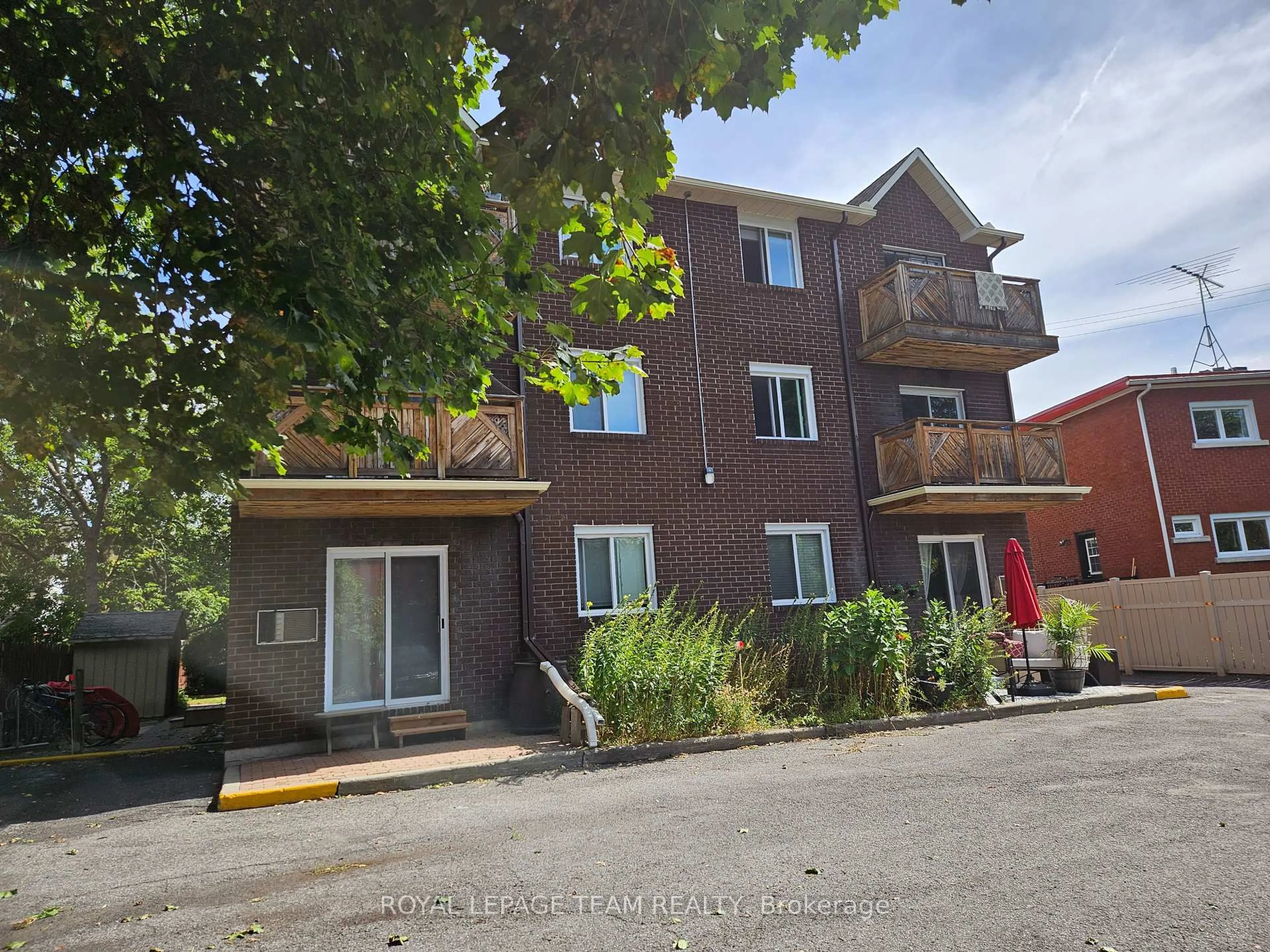 A pic from outside/outdoor area/front of a property/back of a property/a pic from drone, building for 522 Riverdale Ave #5, Ottawa Ontario K1S 1S5