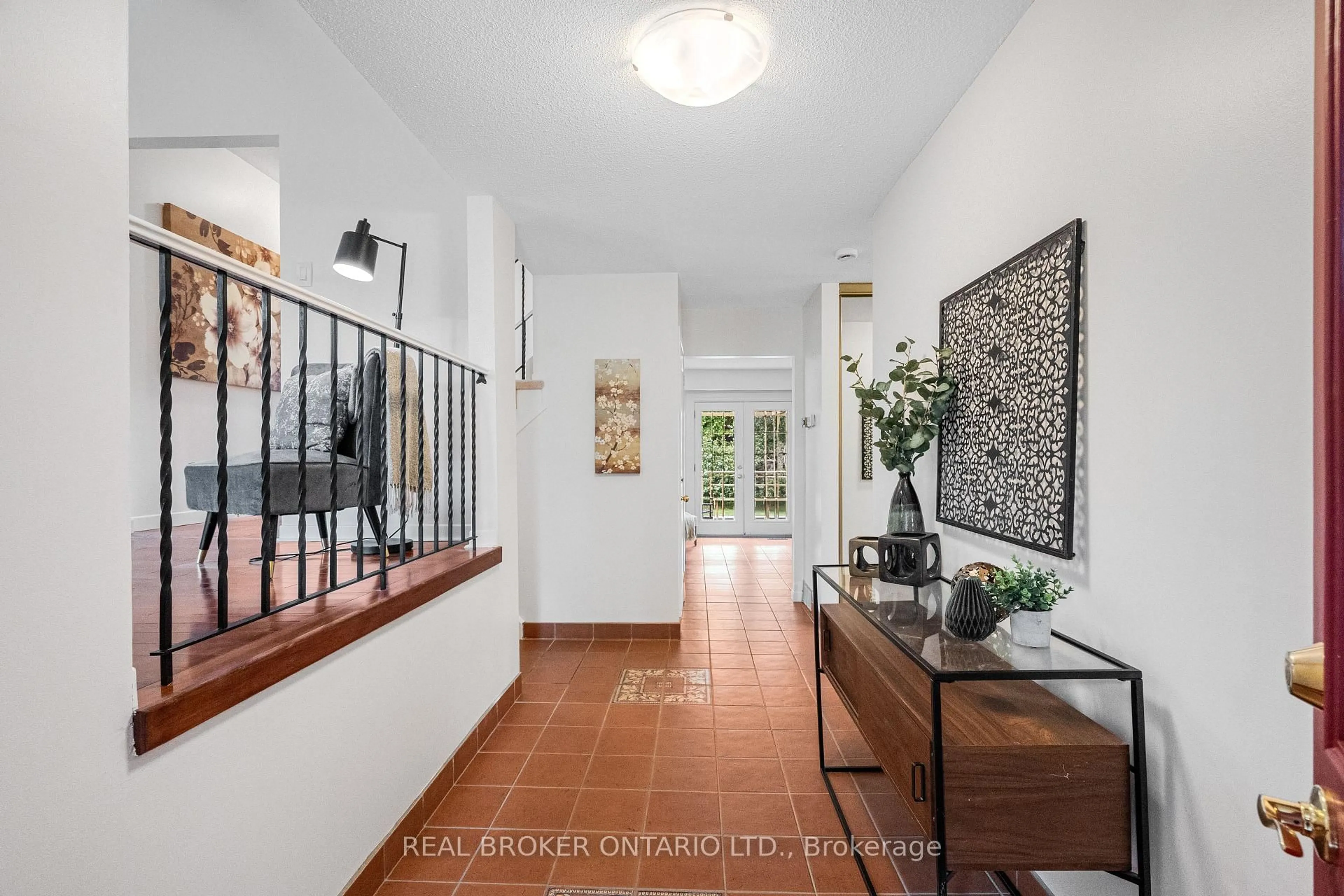 Indoor entryway for 62 Herschel Cres, Ottawa Ontario K2L 1Z6