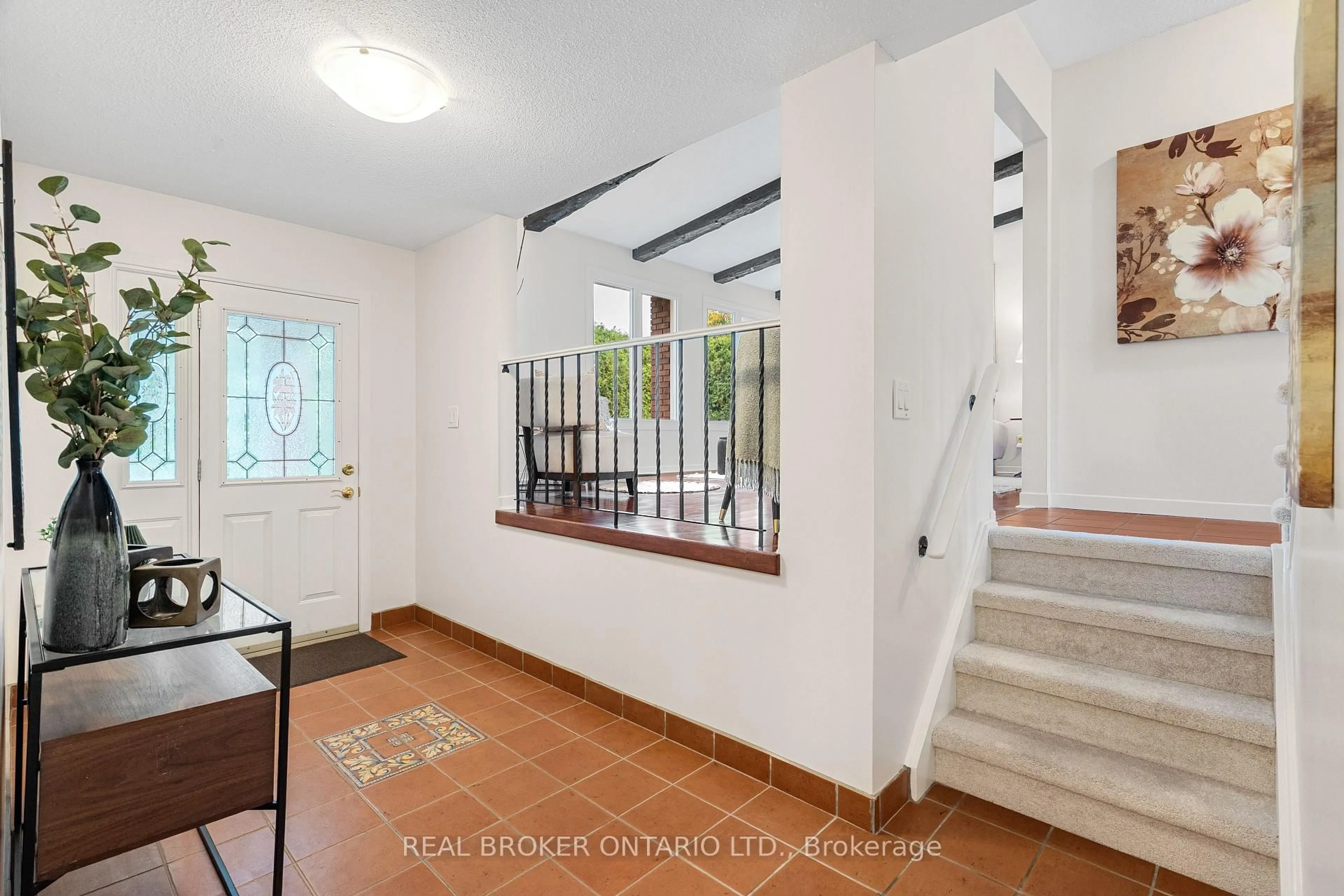 Indoor foyer for 62 Herschel Cres, Ottawa Ontario K2L 1Z6
