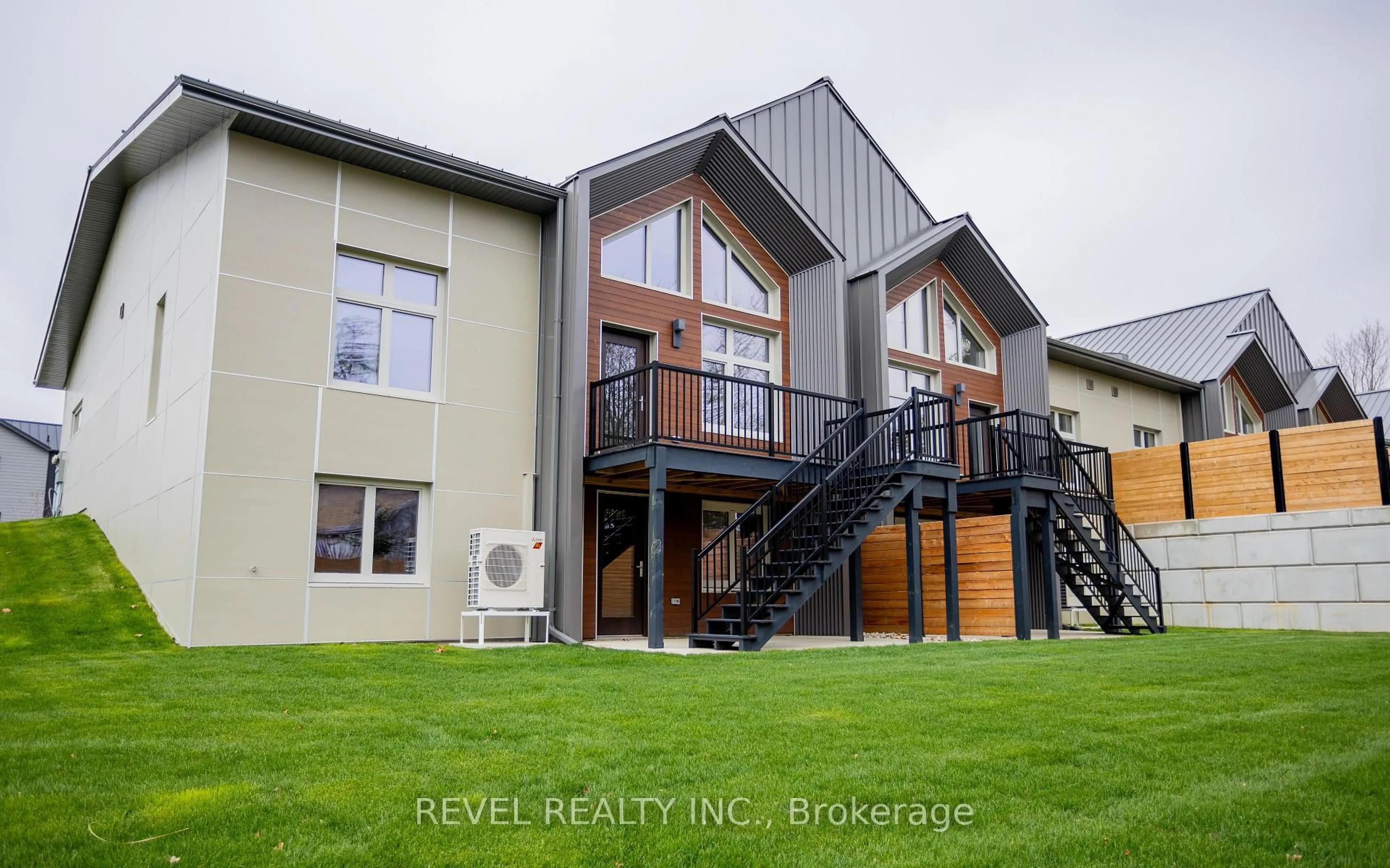A pic from outside/outdoor area/front of a property/back of a property/a pic from drone, building for 92 Elgin St, Zorra Ontario N0J 1J0