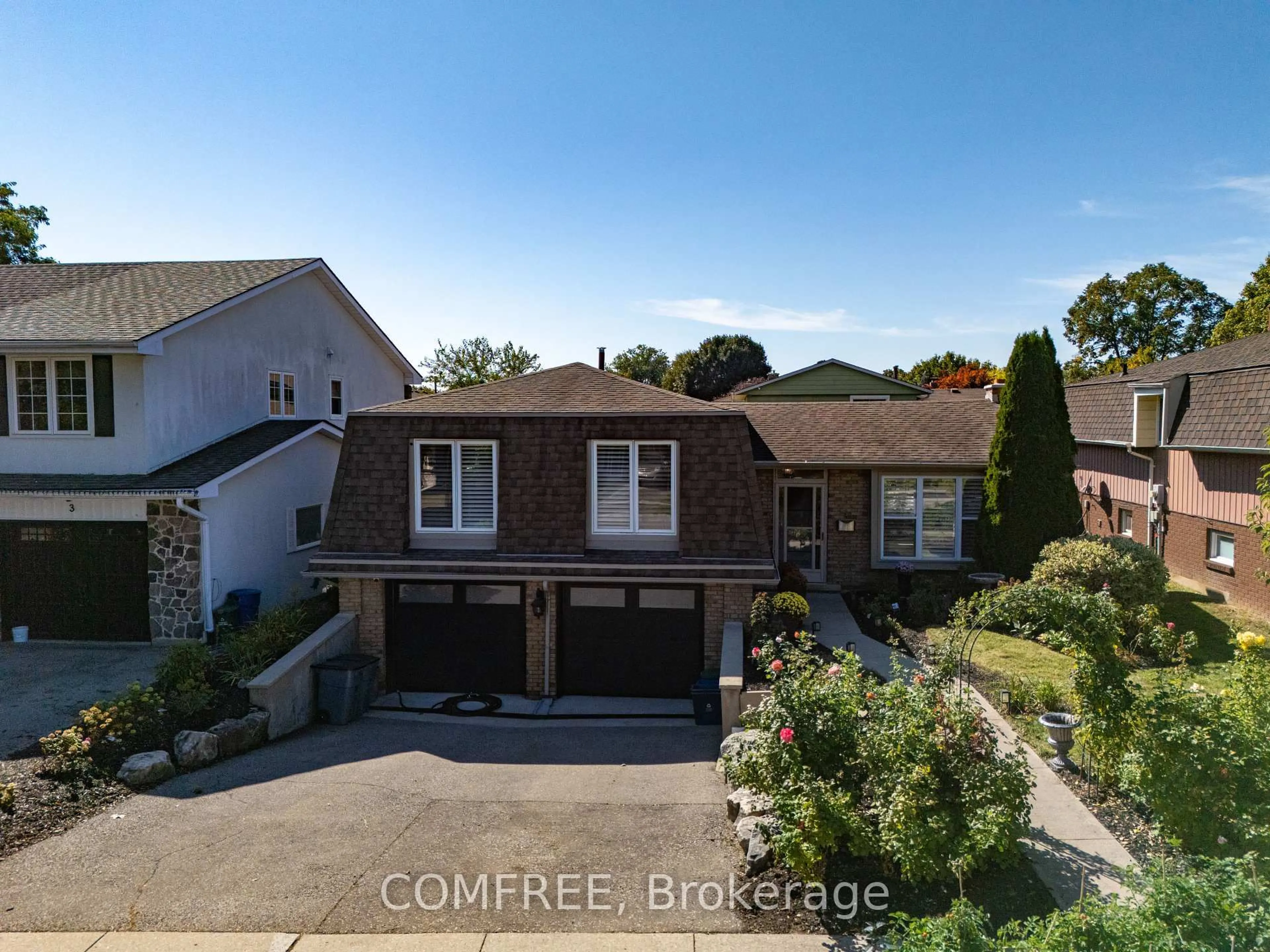 A pic from outside/outdoor area/front of a property/back of a property/a pic from drone, street for 5 Beechwood Ave, Brantford Ontario N3R 6Z1