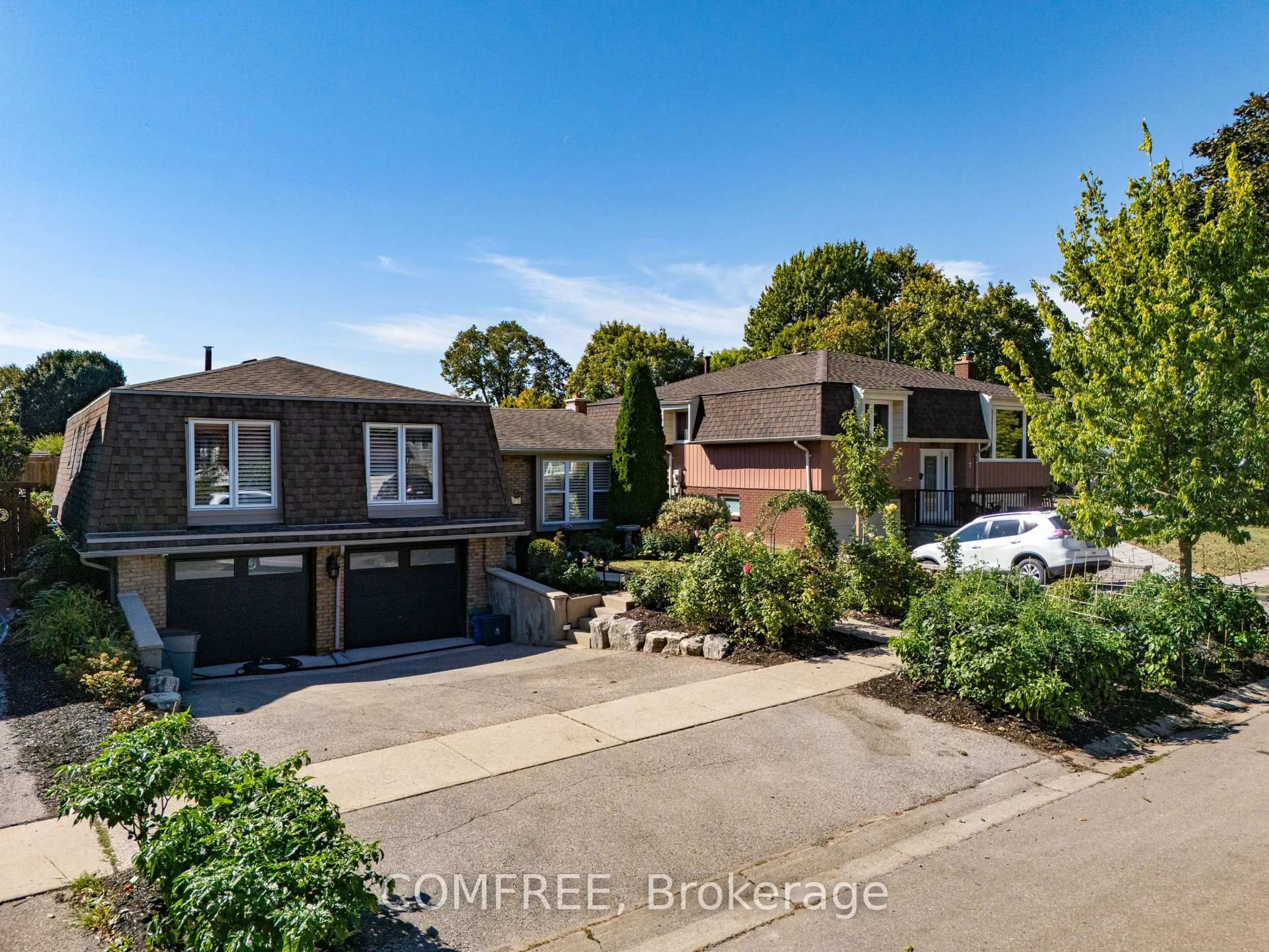 A pic from outside/outdoor area/front of a property/back of a property/a pic from drone, street for 5 Beechwood Ave, Brantford Ontario N3R 6Z1