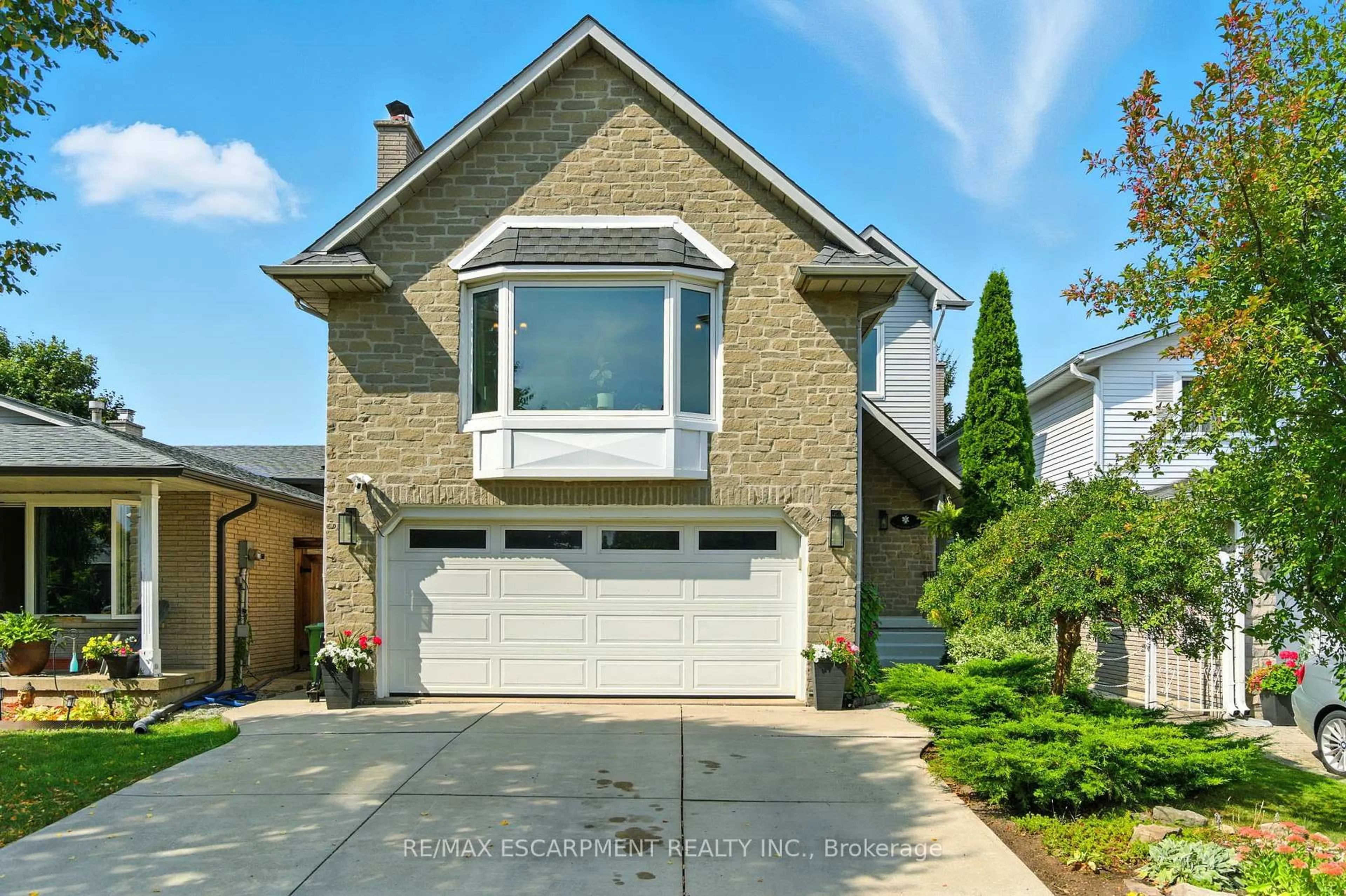 Home with vinyl exterior material, street for 10 Millpond Pl, Hamilton Ontario L8W 2W7