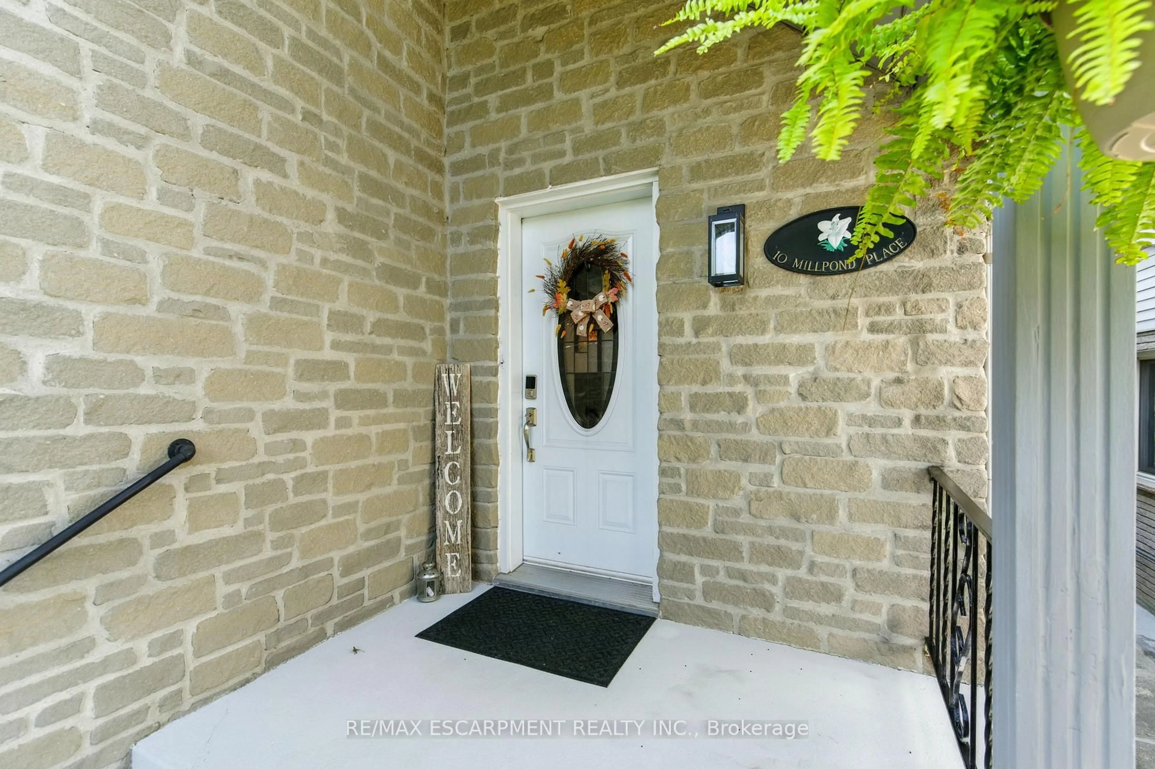 Indoor entryway for 10 Millpond Pl, Hamilton Ontario L8W 2W7