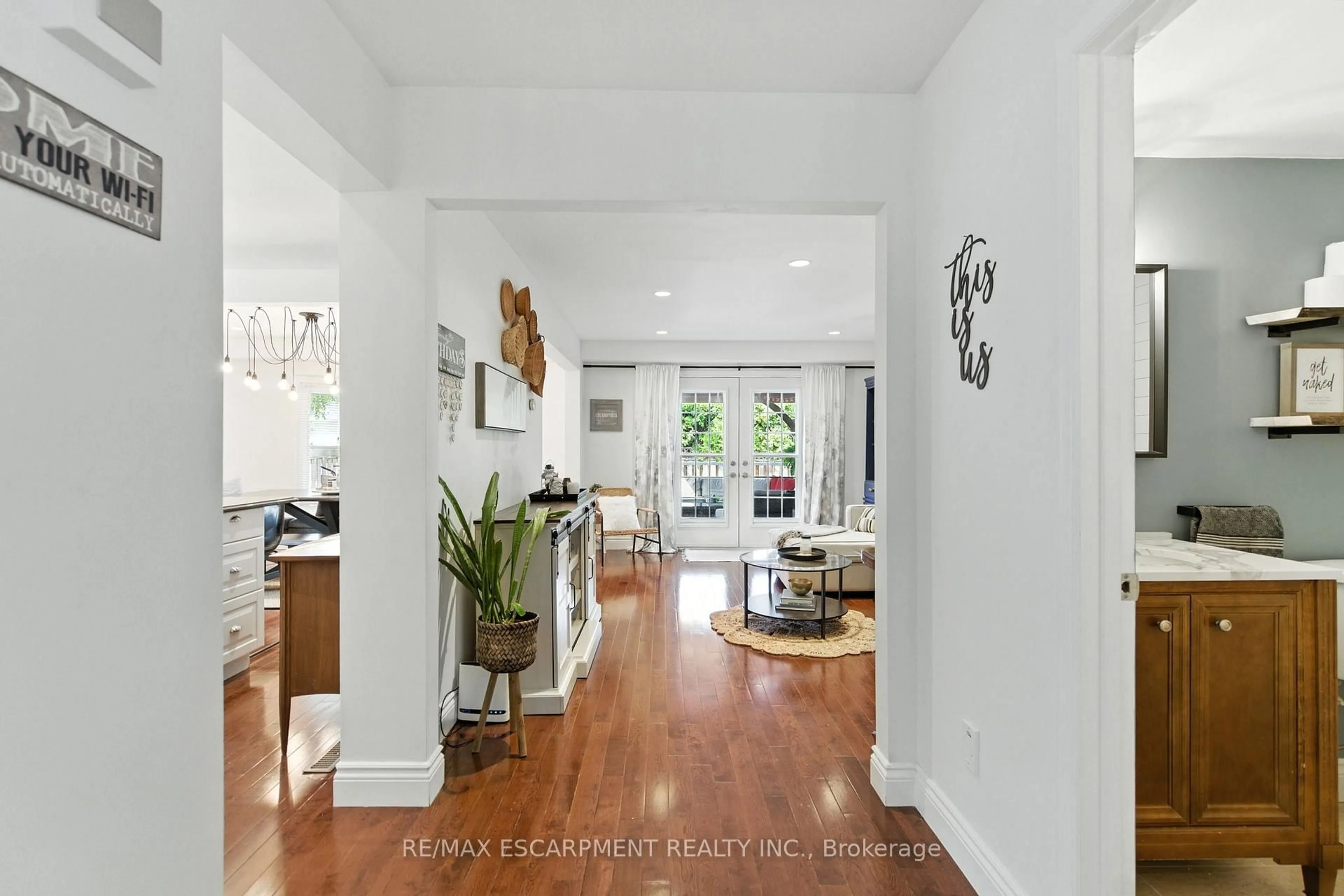 Indoor entryway for 10 Millpond Pl, Hamilton Ontario L8W 2W7