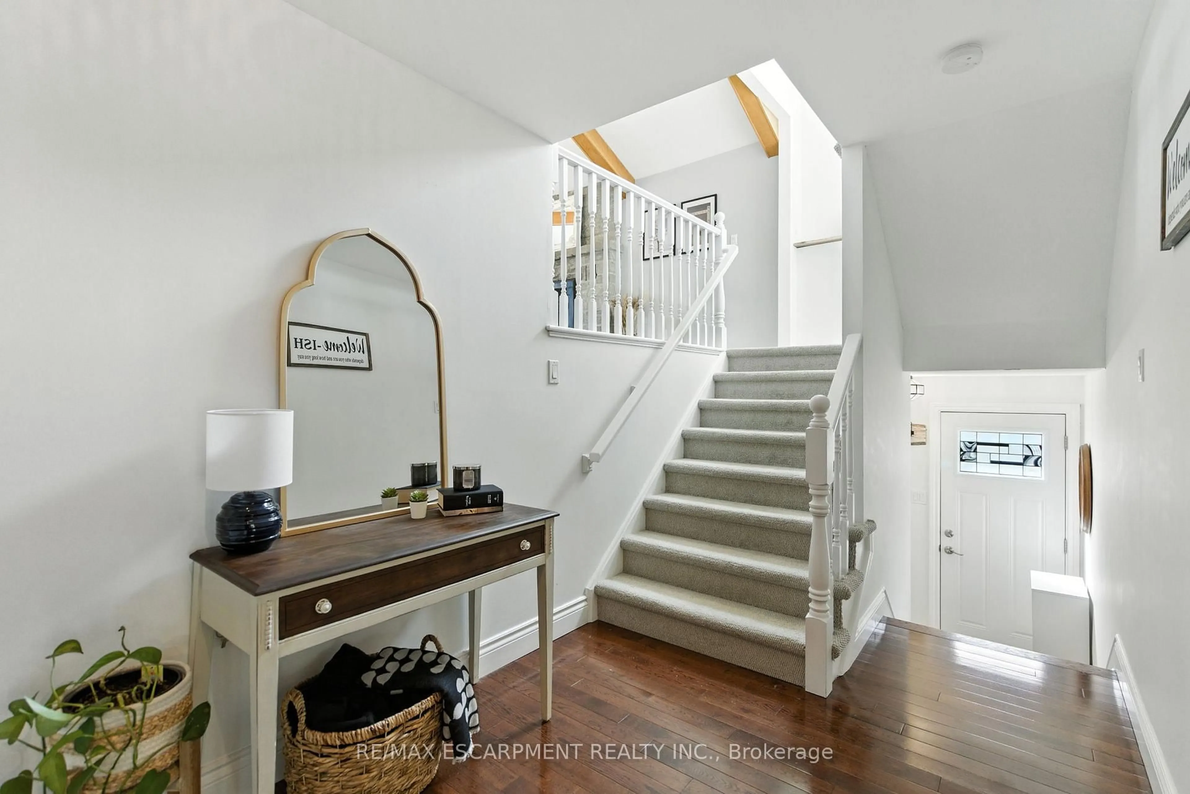 Indoor entryway for 10 Millpond Pl, Hamilton Ontario L8W 2W7