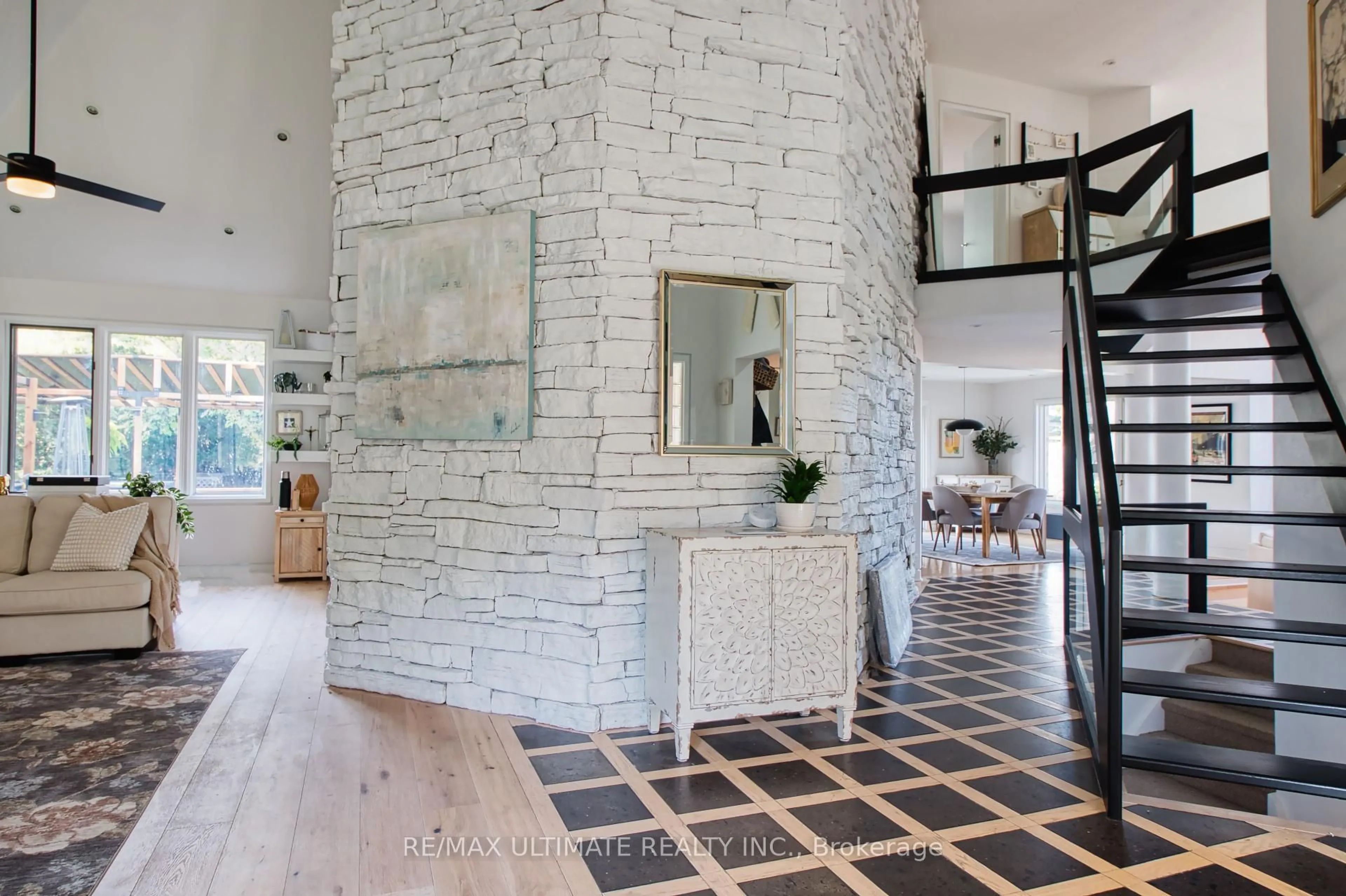 Indoor entryway for 9 Karen Crt, Pelham Ontario L0S 1E4