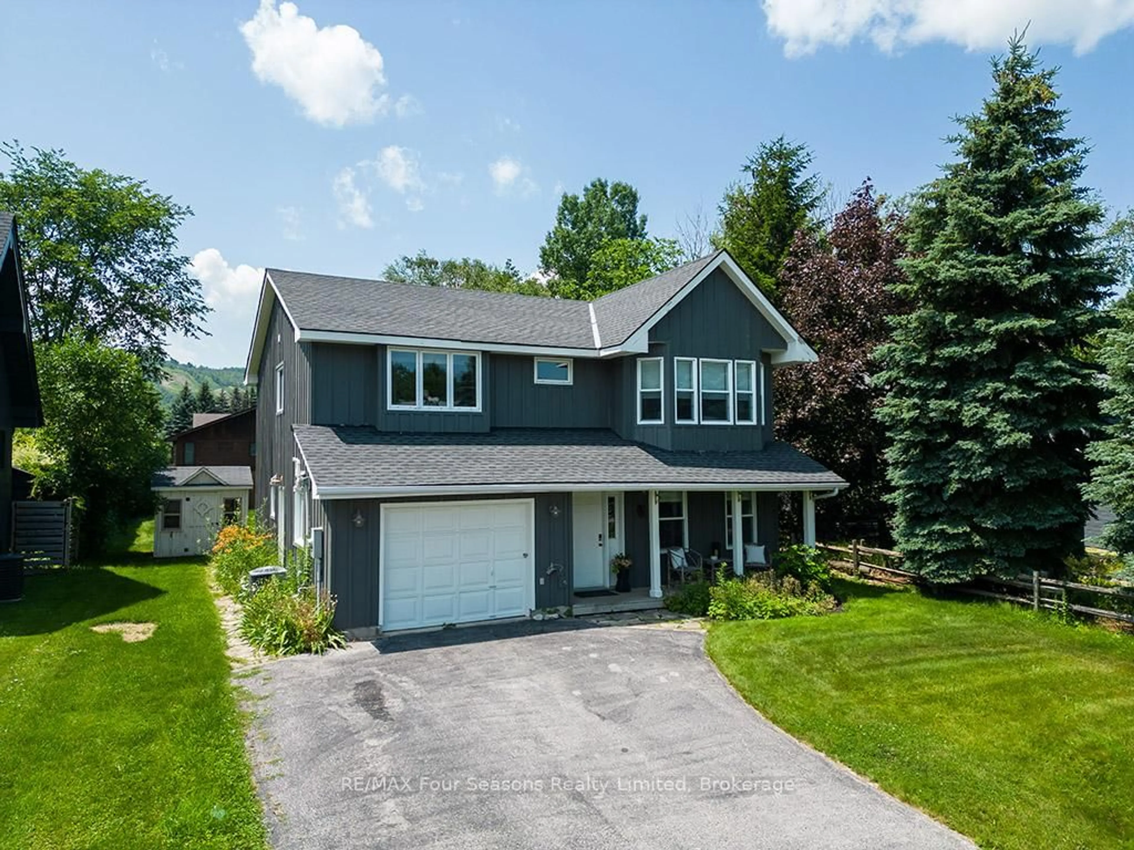Home with vinyl exterior material, street for 104 LAURIE'S Crt, Blue Mountains Ontario L9Y 0L4
