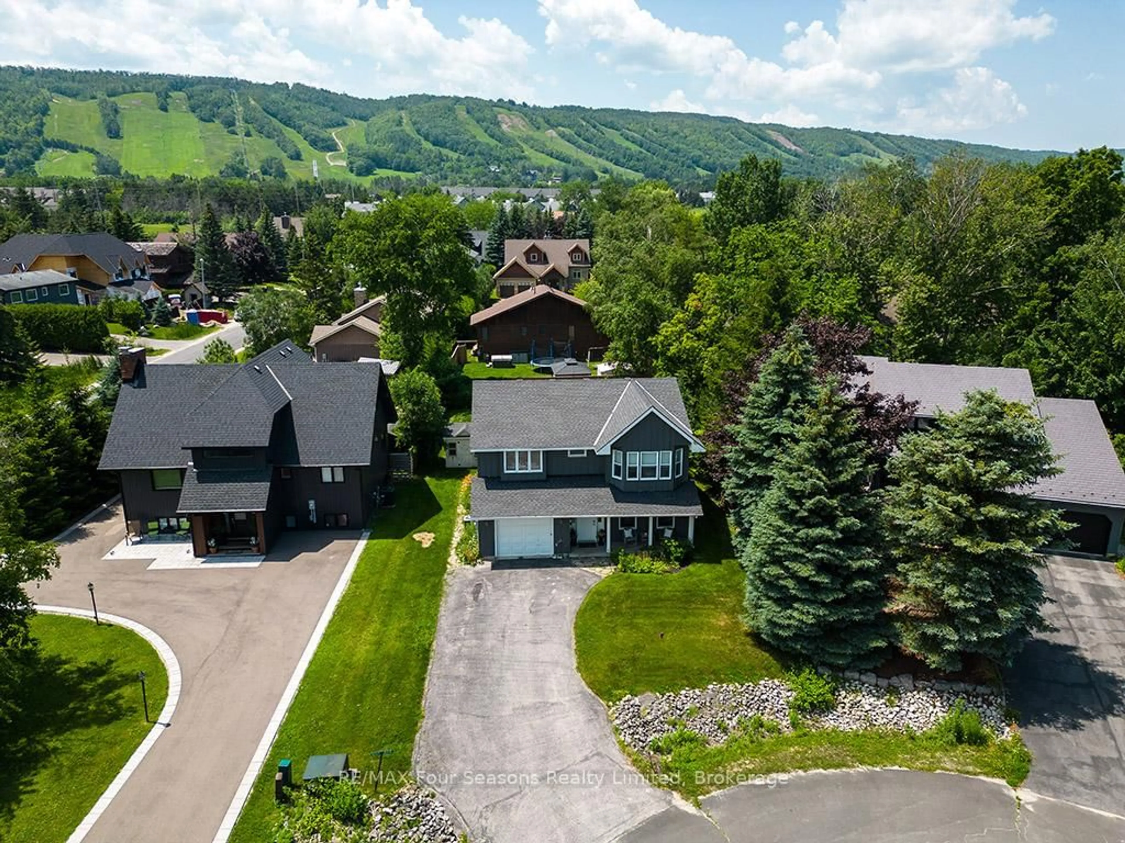 A pic from outside/outdoor area/front of a property/back of a property/a pic from drone, mountain view for 104 LAURIE'S Crt, Blue Mountains Ontario L9Y 0L4