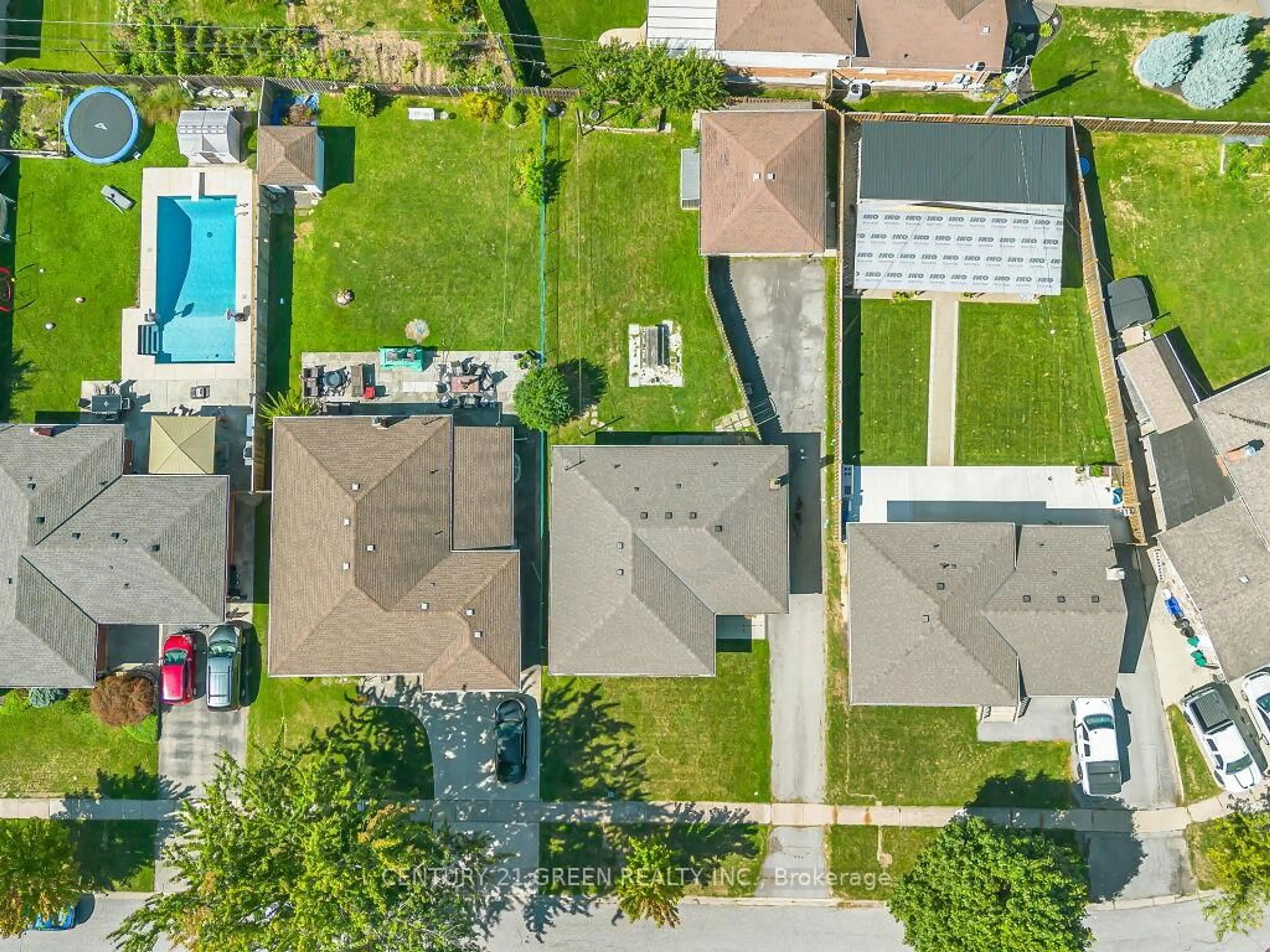 A pic from outside/outdoor area/front of a property/back of a property/a pic from drone, street for 5 St. Charles Ave, Thorold Ontario L2V 2W3