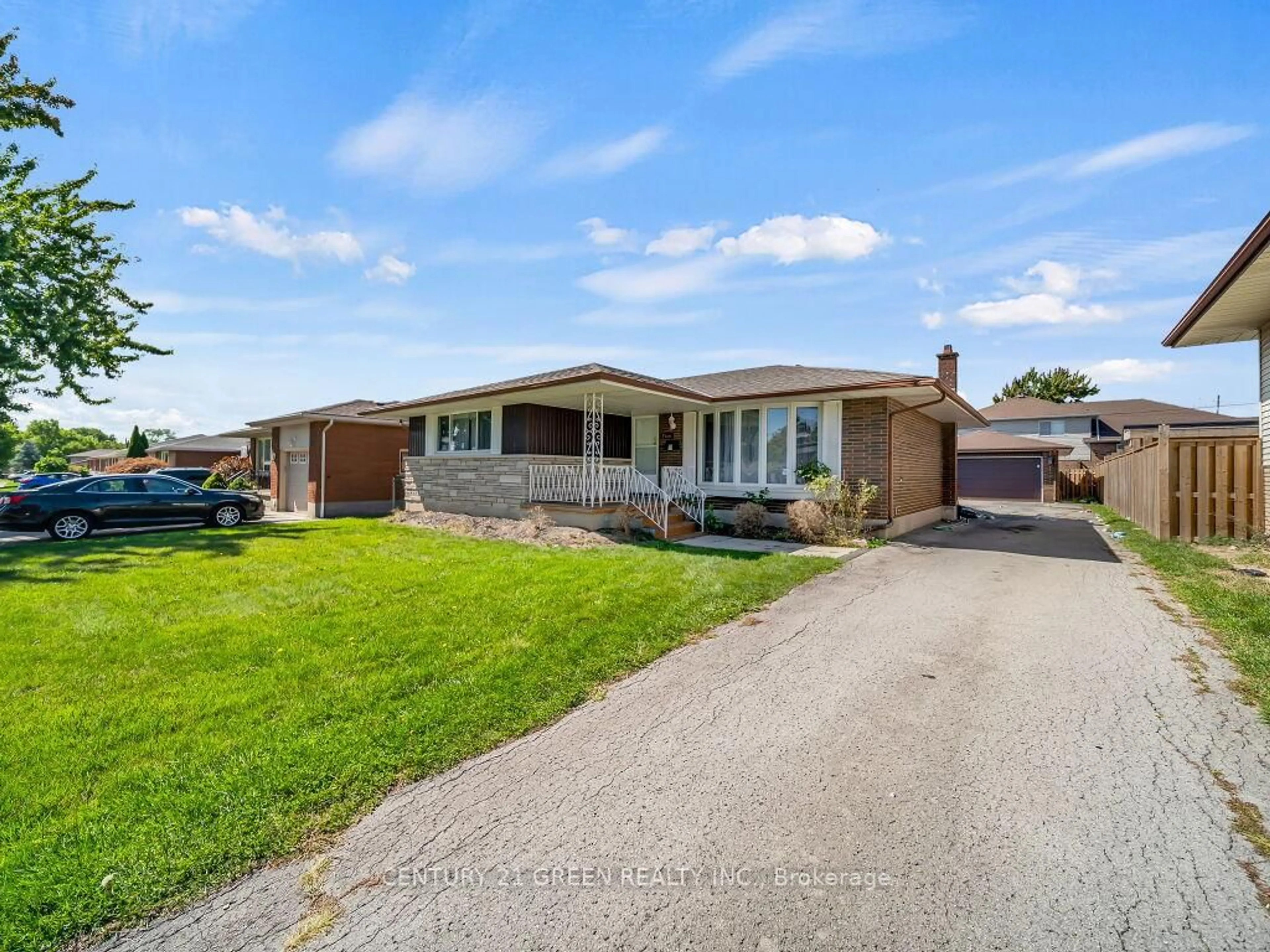 A pic from outside/outdoor area/front of a property/back of a property/a pic from drone, street for 5 St. Charles Ave, Thorold Ontario L2V 2W3