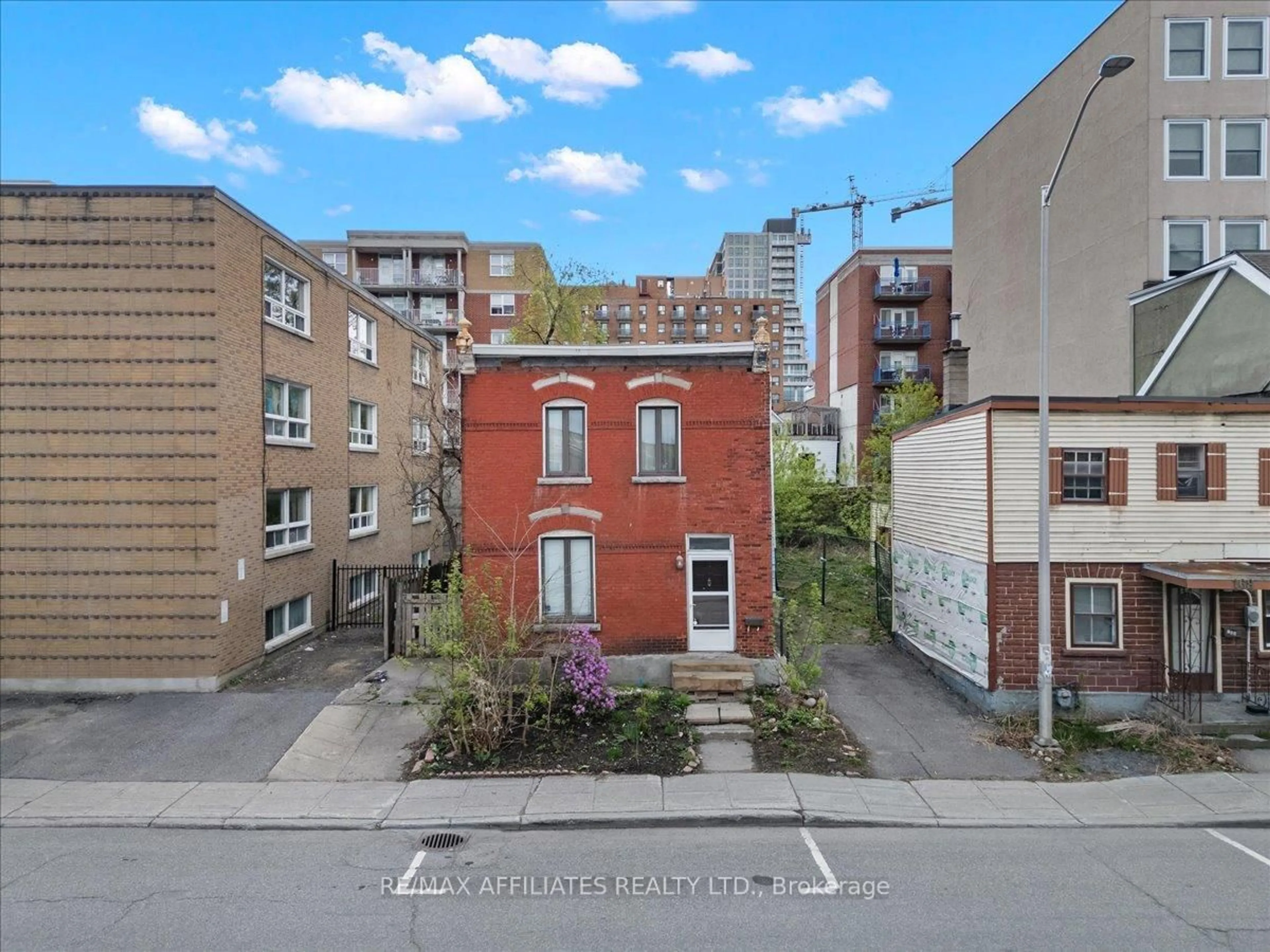 A pic from outside/outdoor area/front of a property/back of a property/a pic from drone, city buildings view from balcony for 168-174 Murray St, Ottawa Ontario K1N 5M8
