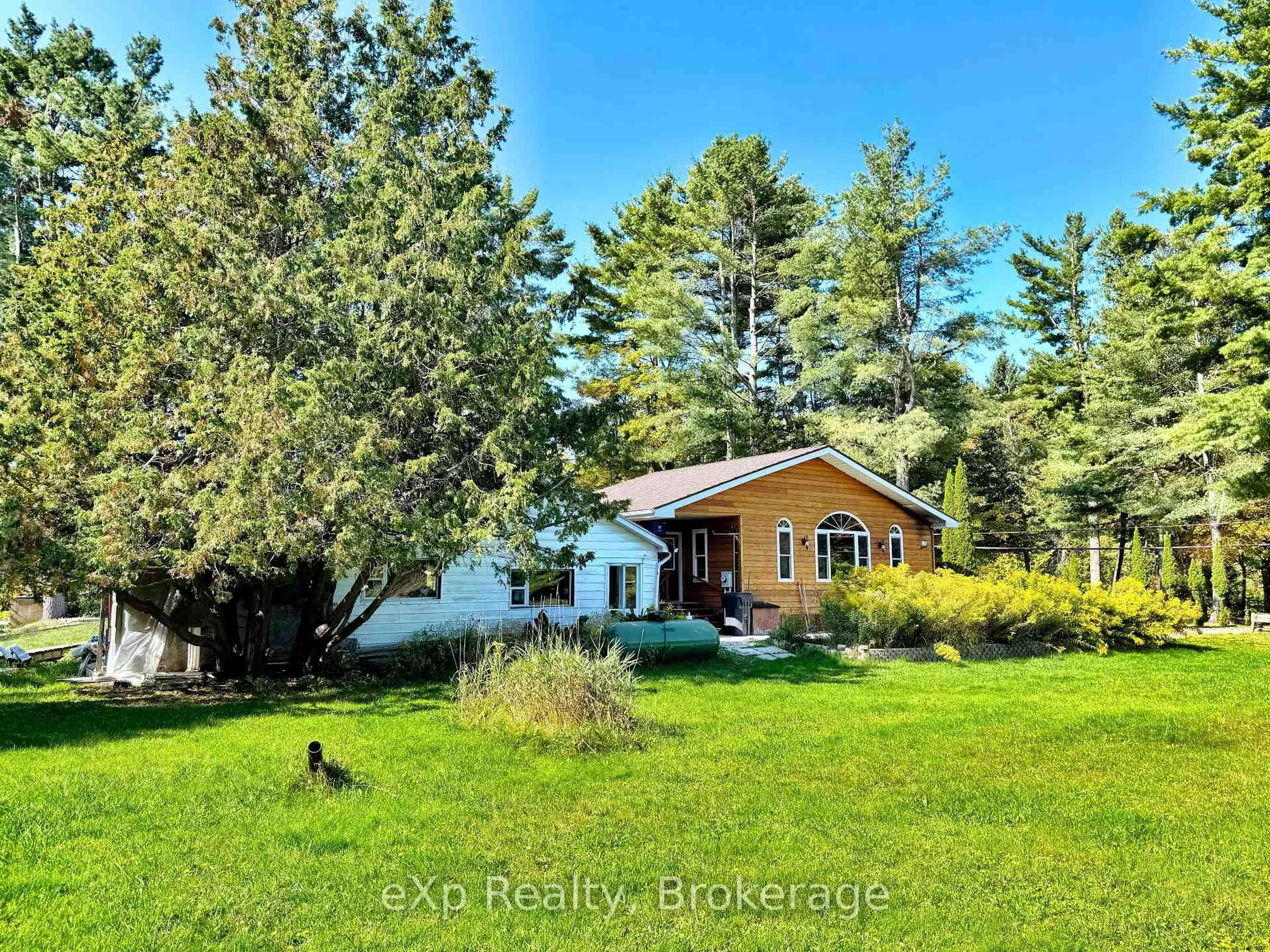 A pic from outside/outdoor area/front of a property/back of a property/a pic from drone, unknown for 180 Beaumont Dr, Bracebridge Ontario P1L 1X2