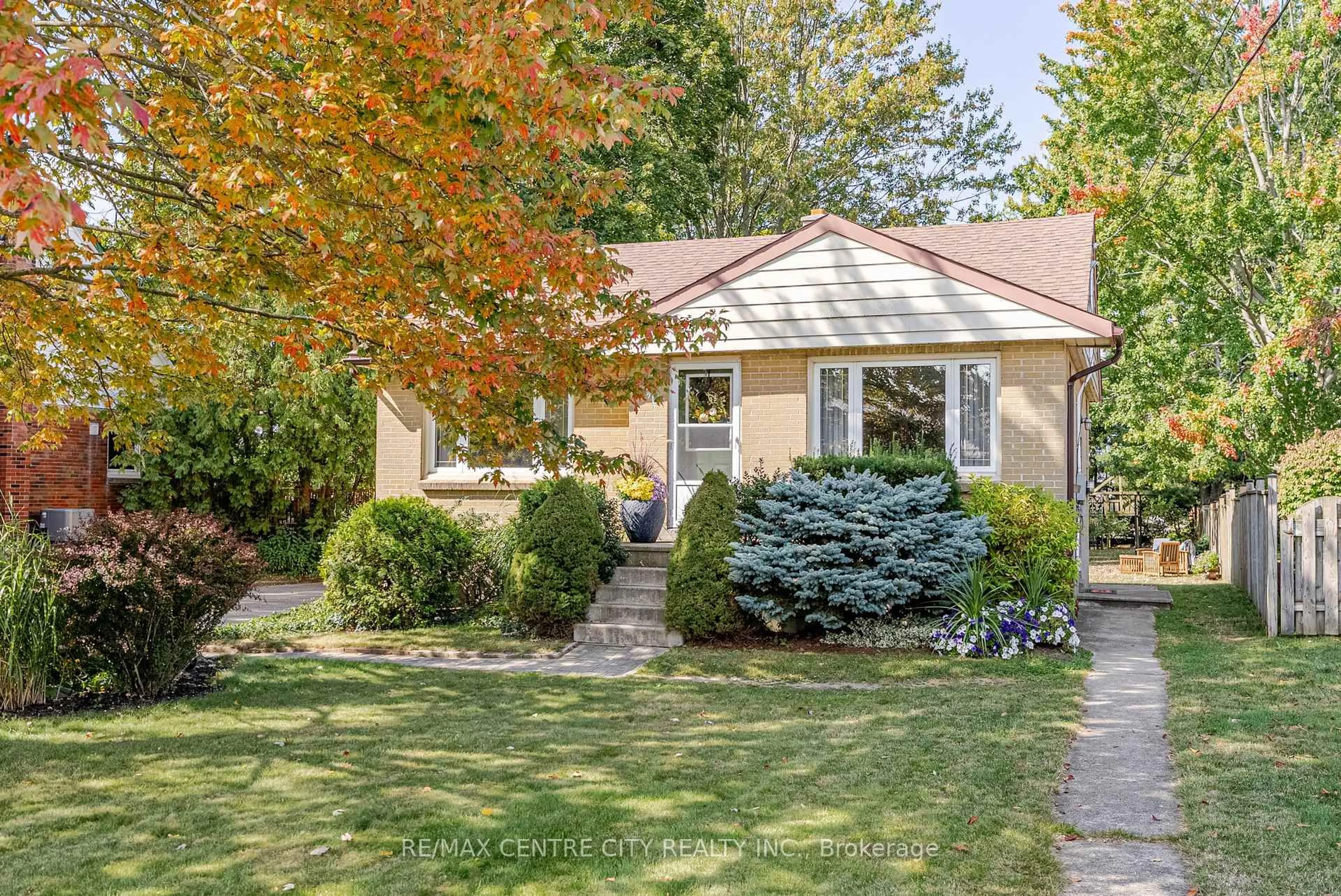 Home with vinyl exterior material, street for 90 Caverly Rd, Aylmer Ontario N5H 2P4