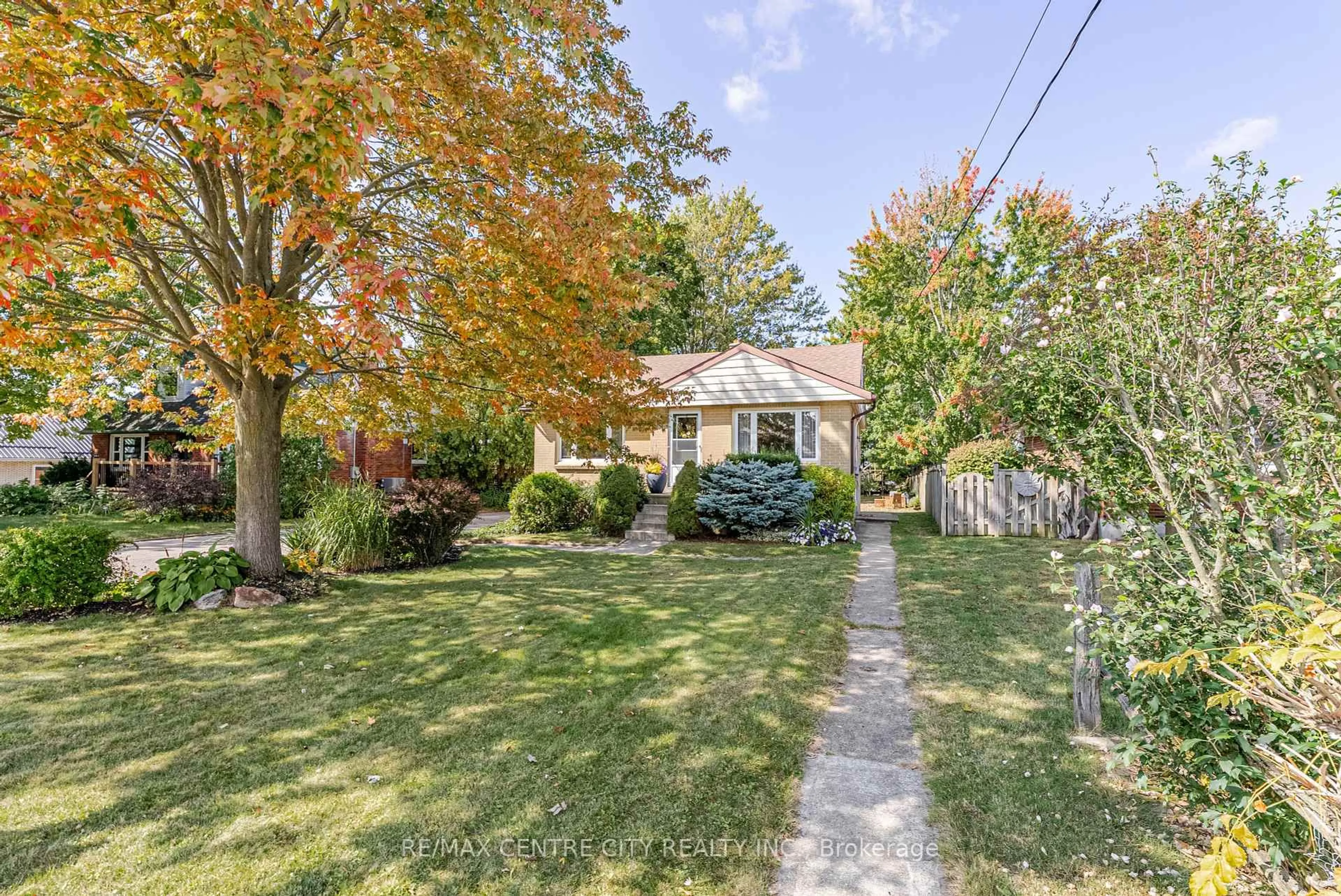 A pic from outside/outdoor area/front of a property/back of a property/a pic from drone, street for 90 Caverly Rd, Aylmer Ontario N5H 2P4