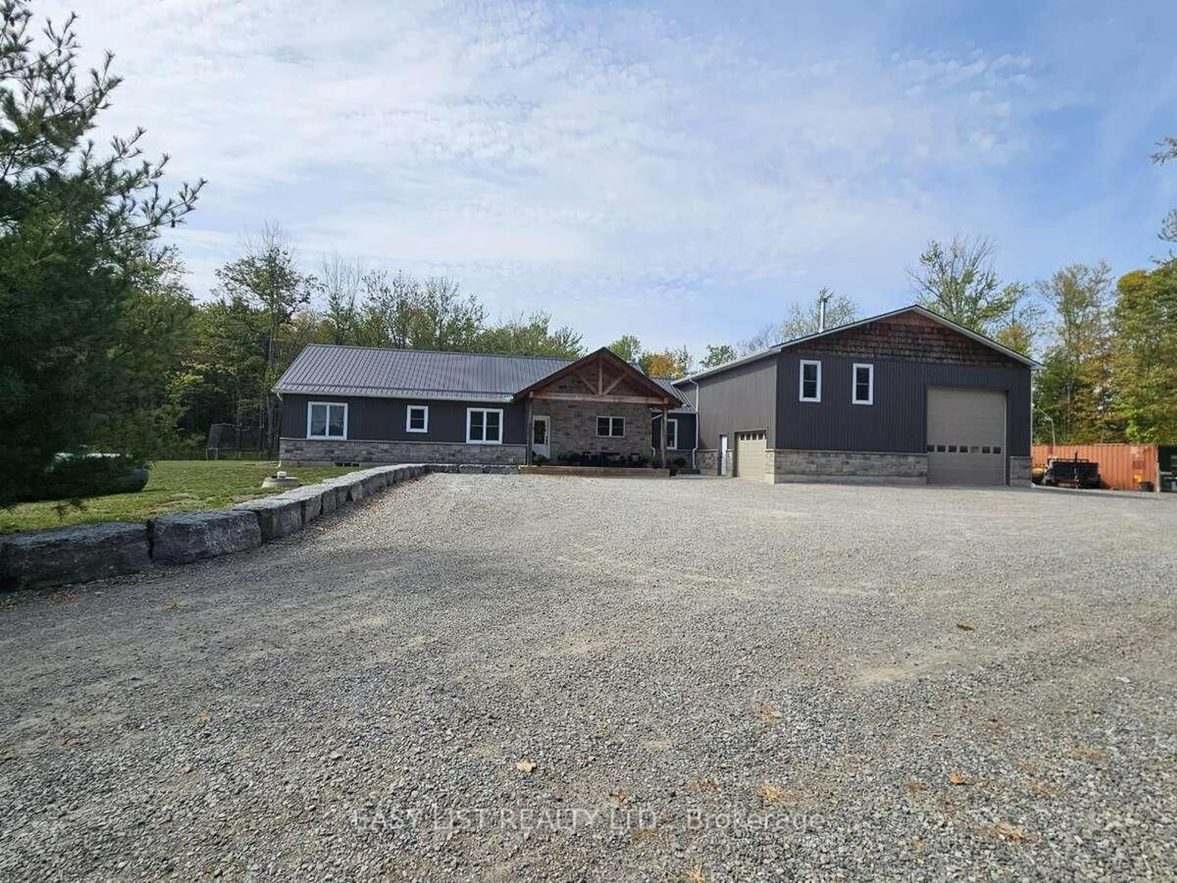 A pic from outside/outdoor area/front of a property/back of a property/a pic from drone, building for 52896 Putman Rd, Wainfleet Ontario L0S 1V0