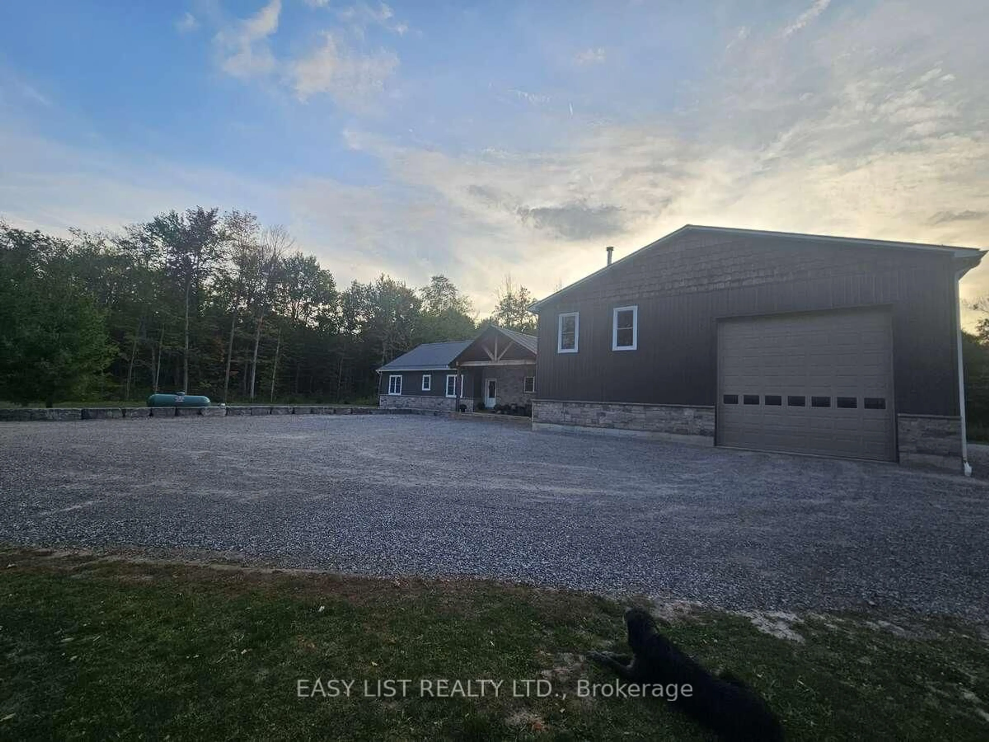 A pic from outside/outdoor area/front of a property/back of a property/a pic from drone, building for 52896 Putman Rd, Wainfleet Ontario L0S 1V0