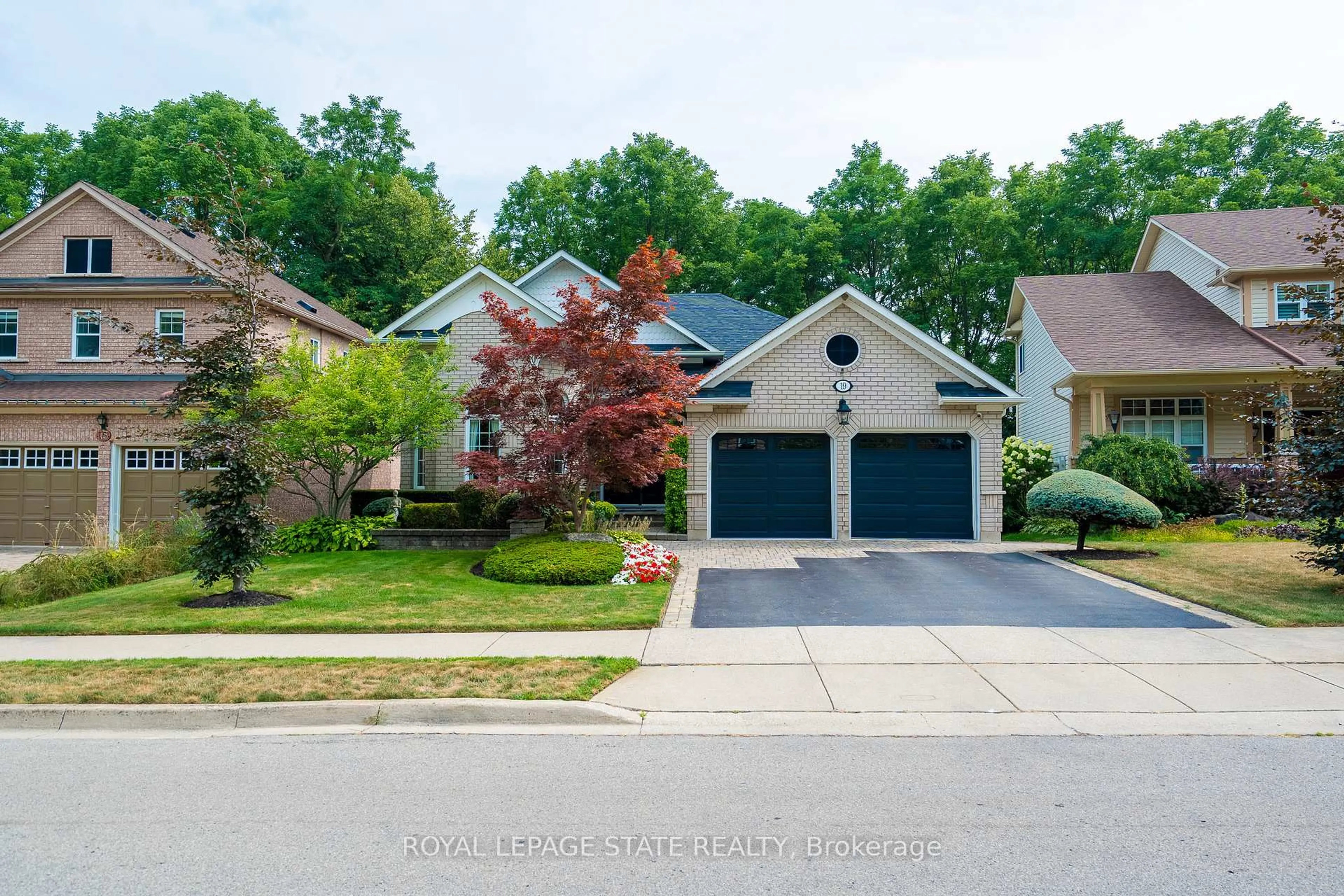 A pic from outside/outdoor area/front of a property/back of a property/a pic from drone, street for 19 Brydale Crt, Hamilton Ontario L9H 7R9