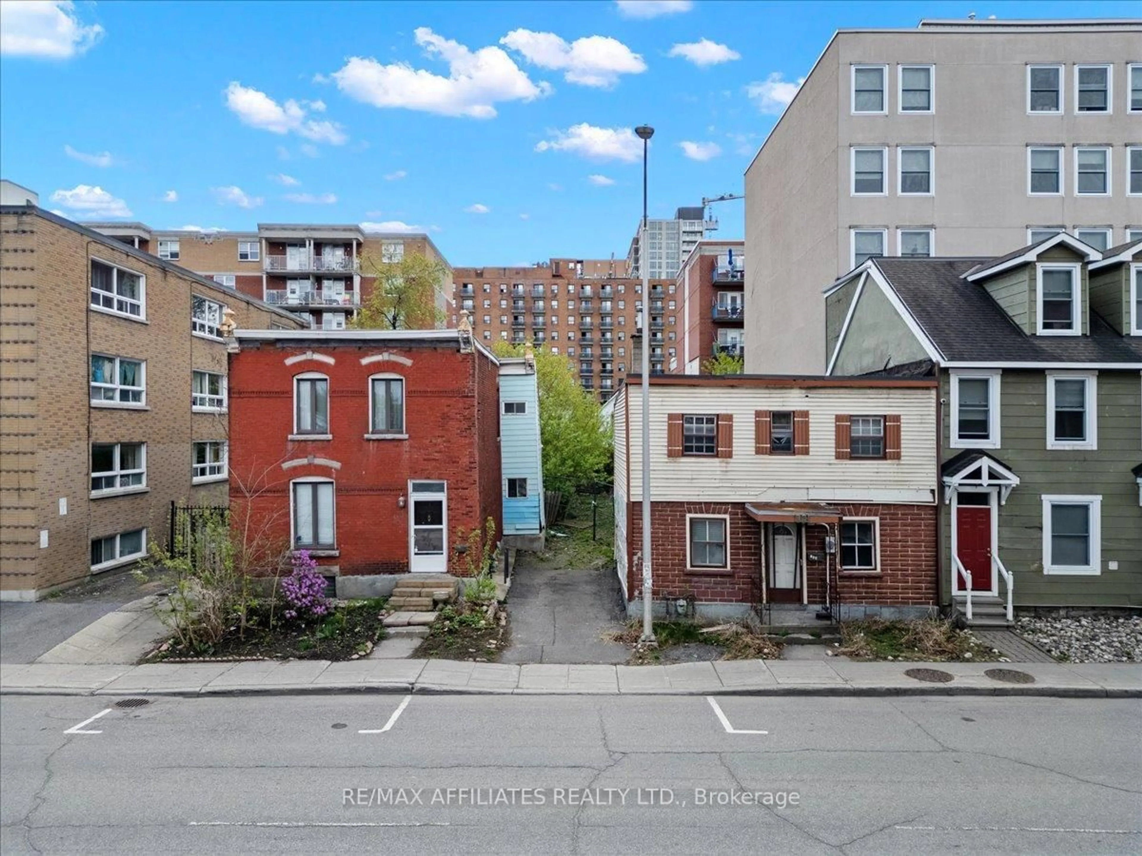 A pic from outside/outdoor area/front of a property/back of a property/a pic from drone, city buildings view from balcony for 168-174 Murray St, Ottawa Ontario K1N 5M8