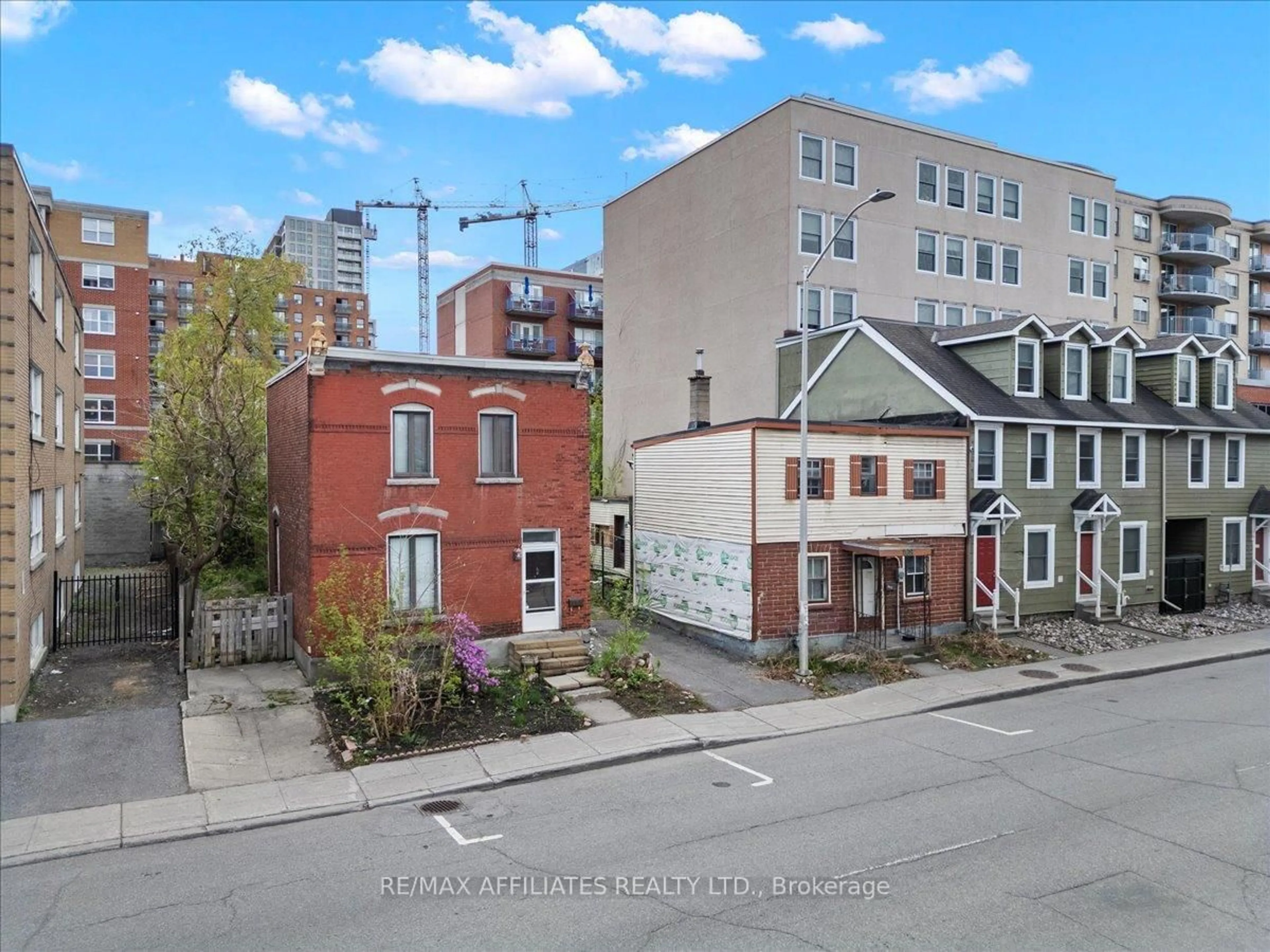 A pic from outside/outdoor area/front of a property/back of a property/a pic from drone, city buildings view from balcony for 168-174 Murray St, Ottawa Ontario K1N 5M8