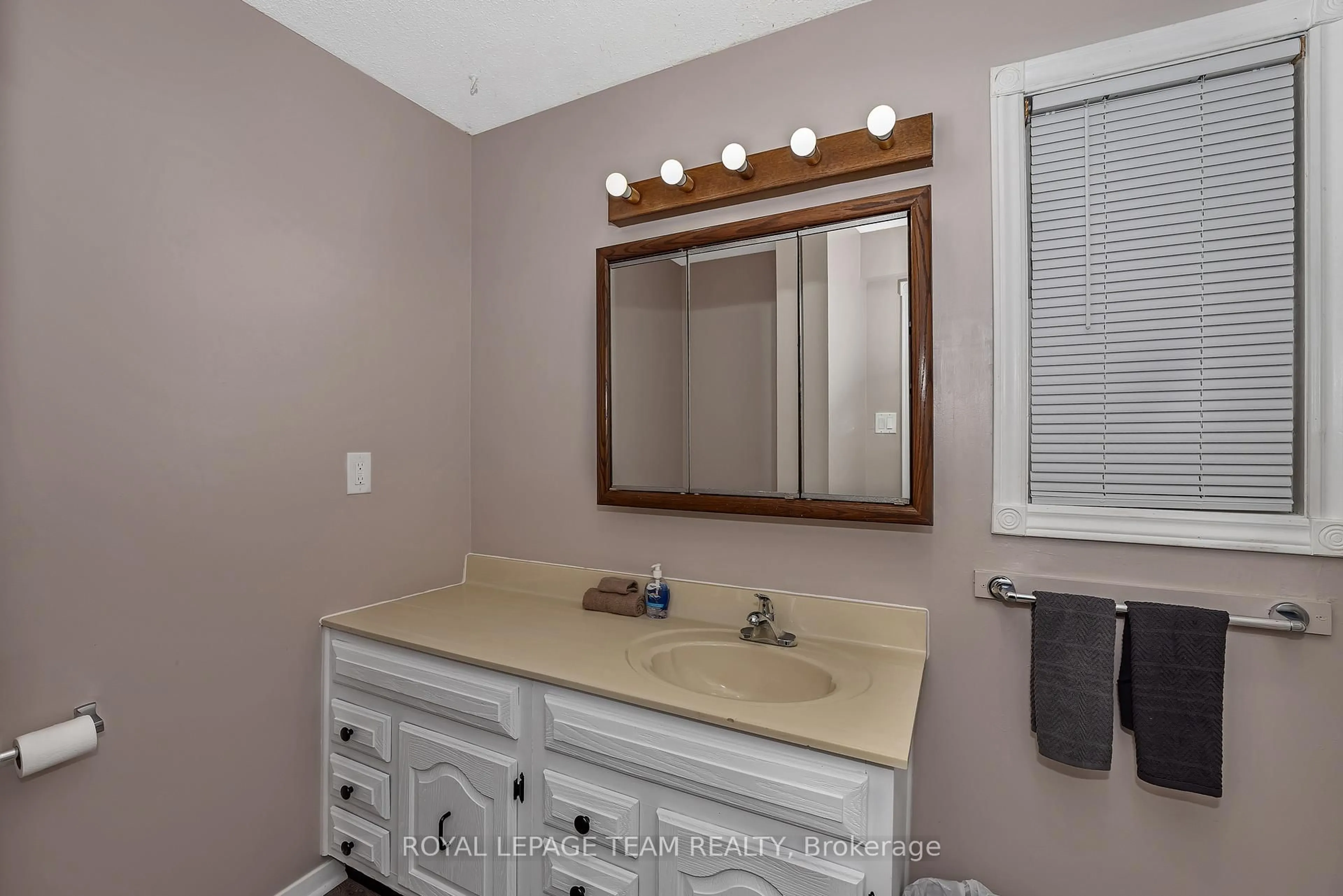 Standard bathroom, ceramic/tile floor for 1210 Bayview Dr, Ottawa Ontario K0A 3M0