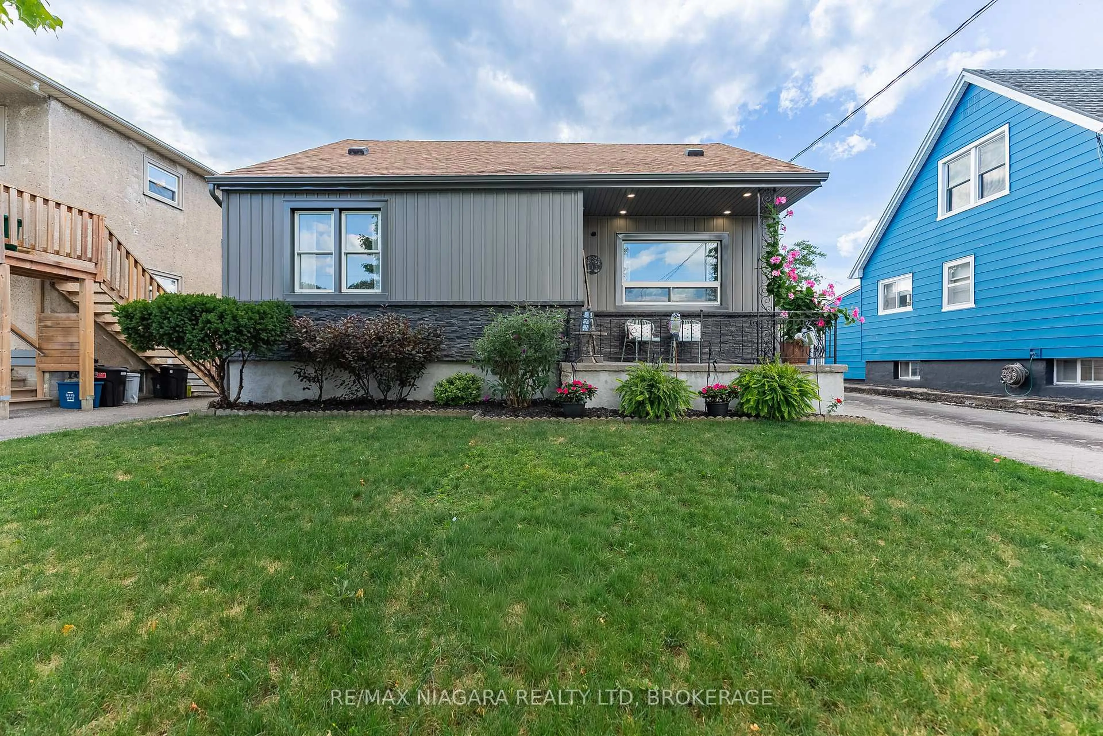 Home with vinyl exterior material, street for 113 LYONS Ave, Welland Ontario L3B 1L9