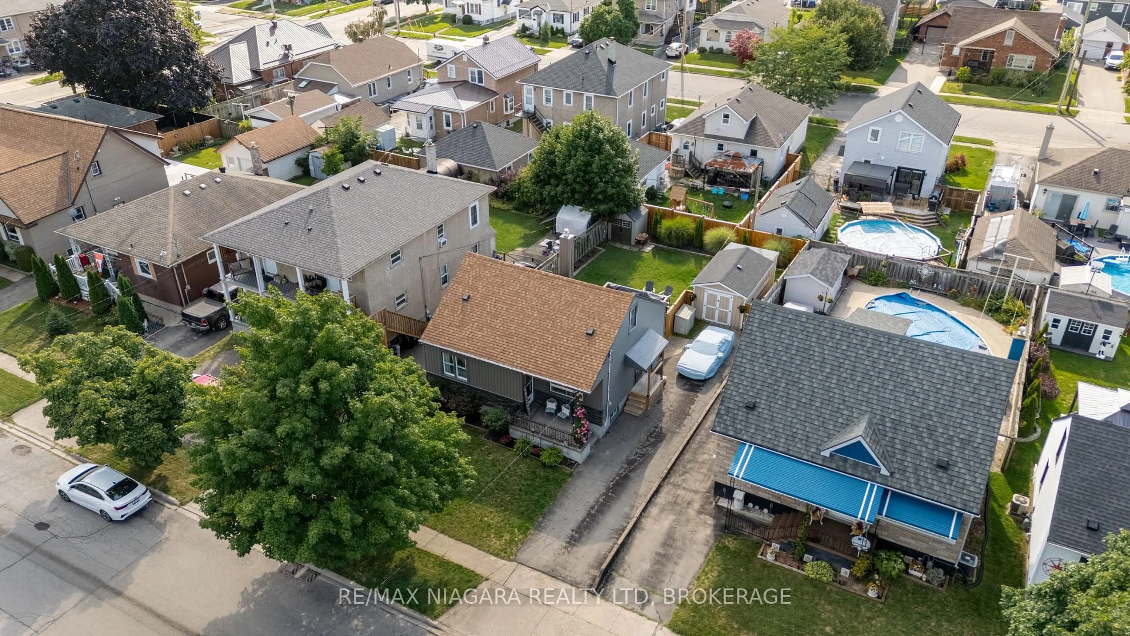 A pic from outside/outdoor area/front of a property/back of a property/a pic from drone, street for 113 LYONS Ave, Welland Ontario L3B 1L9