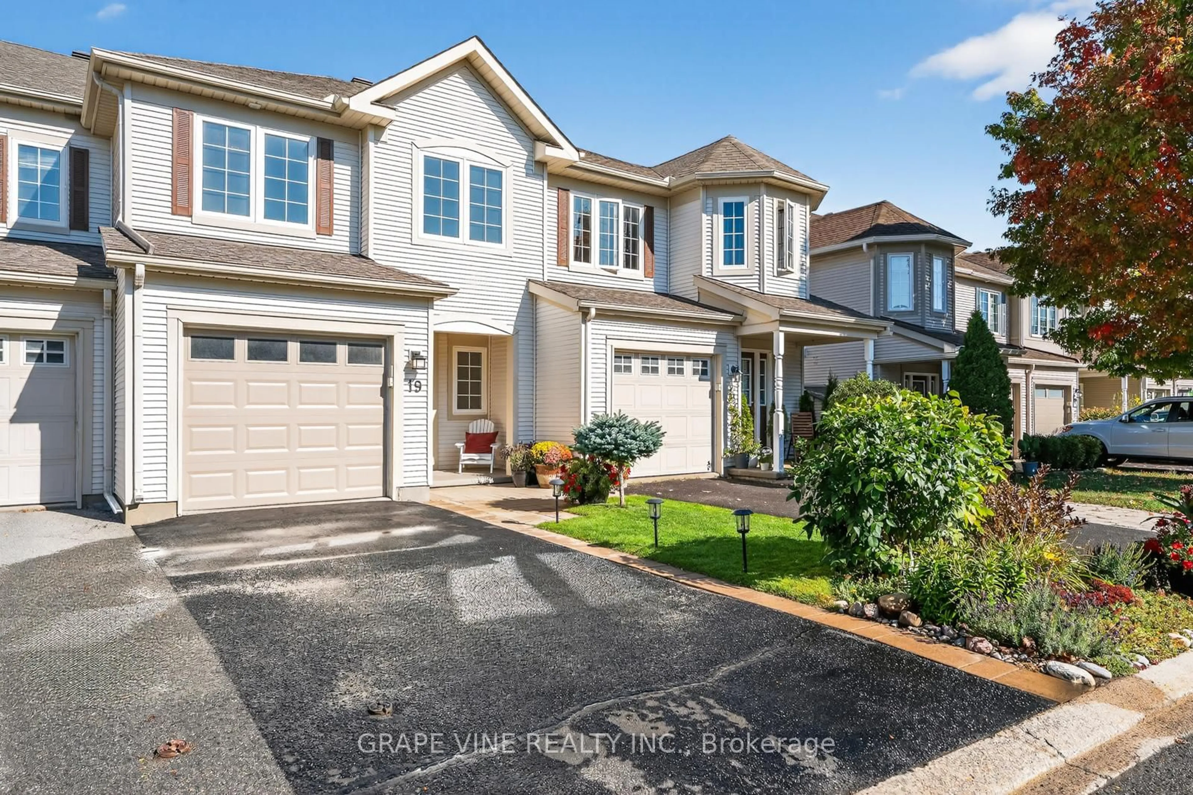 Home with vinyl exterior material, street for 19 Fieldberry Private, Ottawa Ontario K2J 5E7