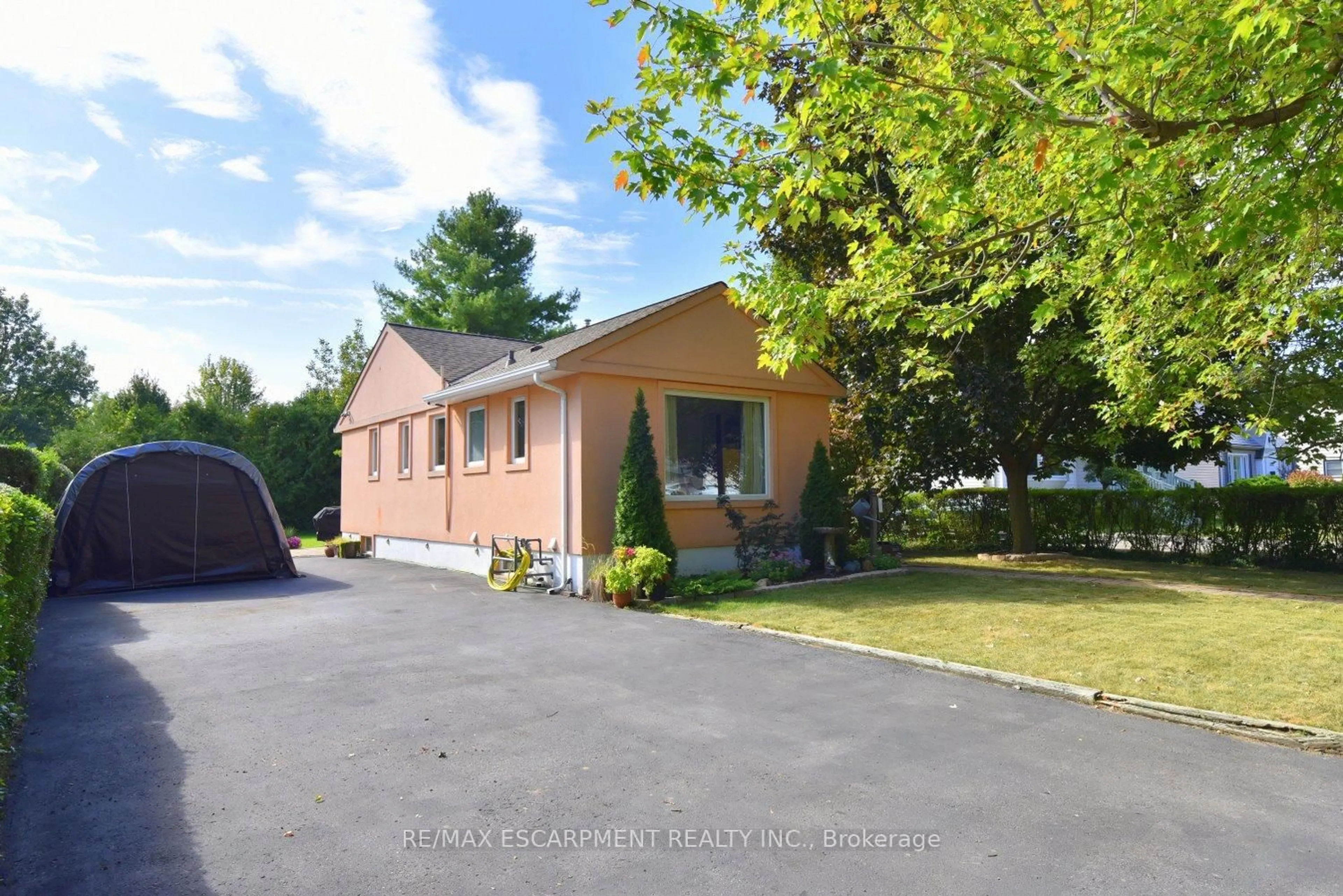 A pic from outside/outdoor area/front of a property/back of a property/a pic from drone, street for 26 Heywood Ave, St. Catharines Ontario L2M 2M8