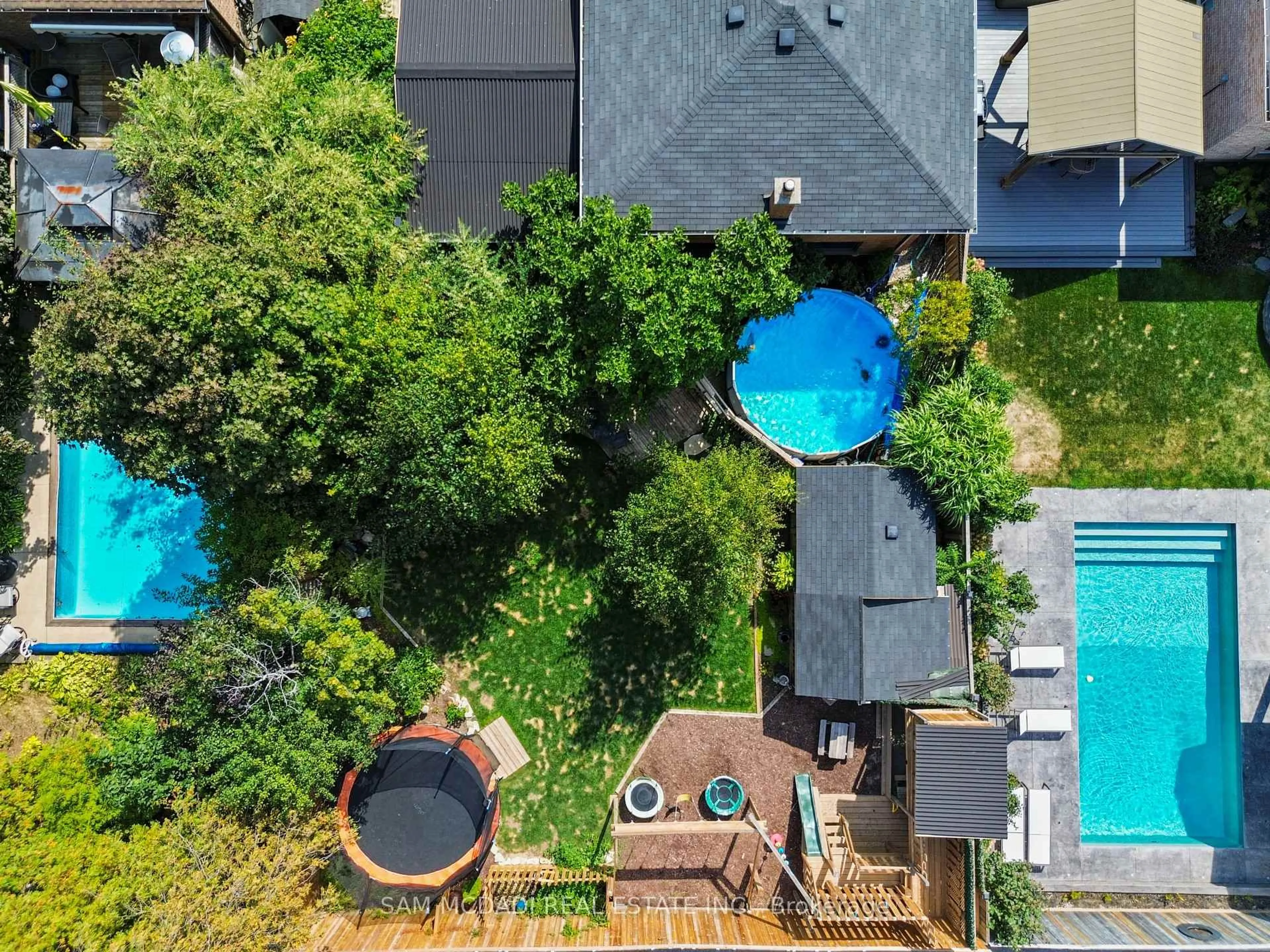 A pic from outside/outdoor area/front of a property/back of a property/a pic from drone, city buildings view from balcony for 9 Rosewood Crt, Brantford Ontario N3R 7C9