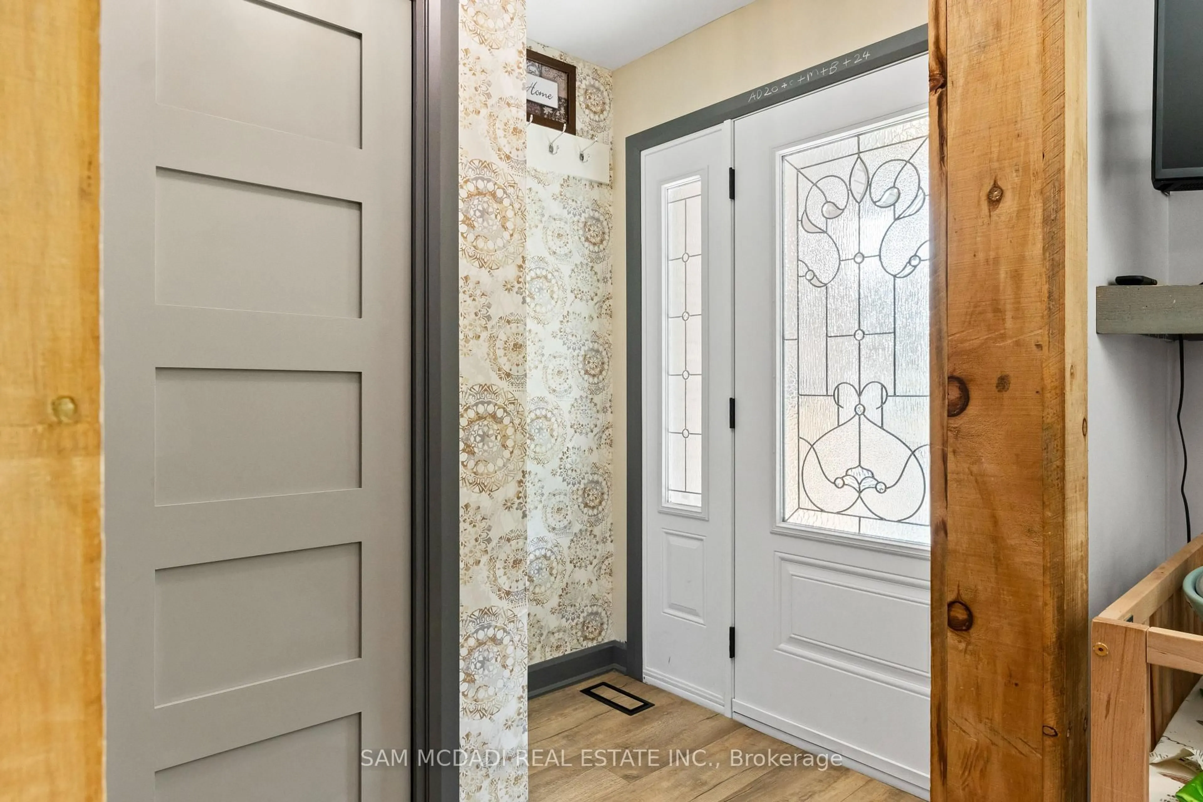 Indoor entryway for 9 Rosewood Crt, Brantford Ontario N3R 7C9