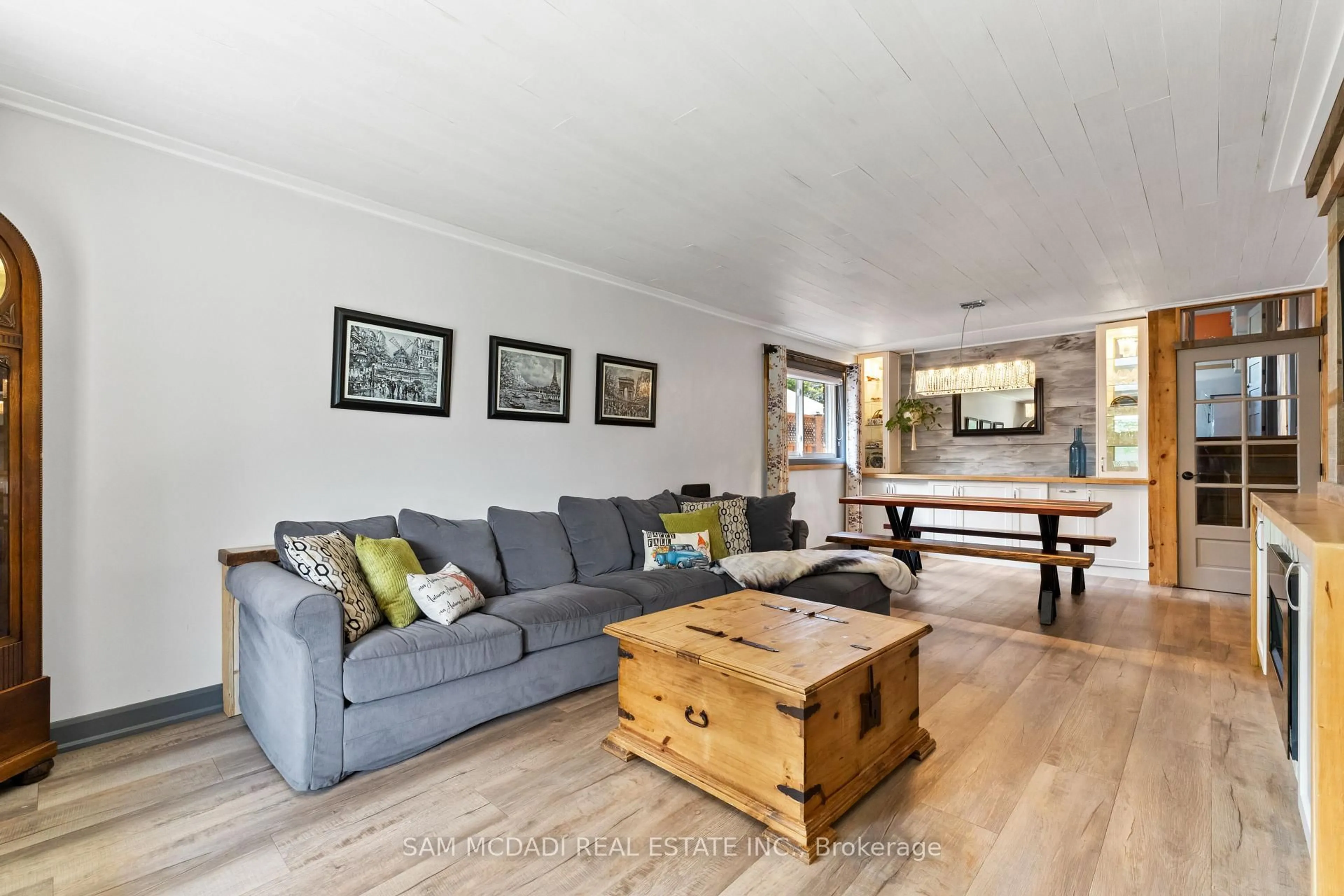 Living room with furniture, wood/laminate floor for 9 Rosewood Crt, Brantford Ontario N3R 7C9